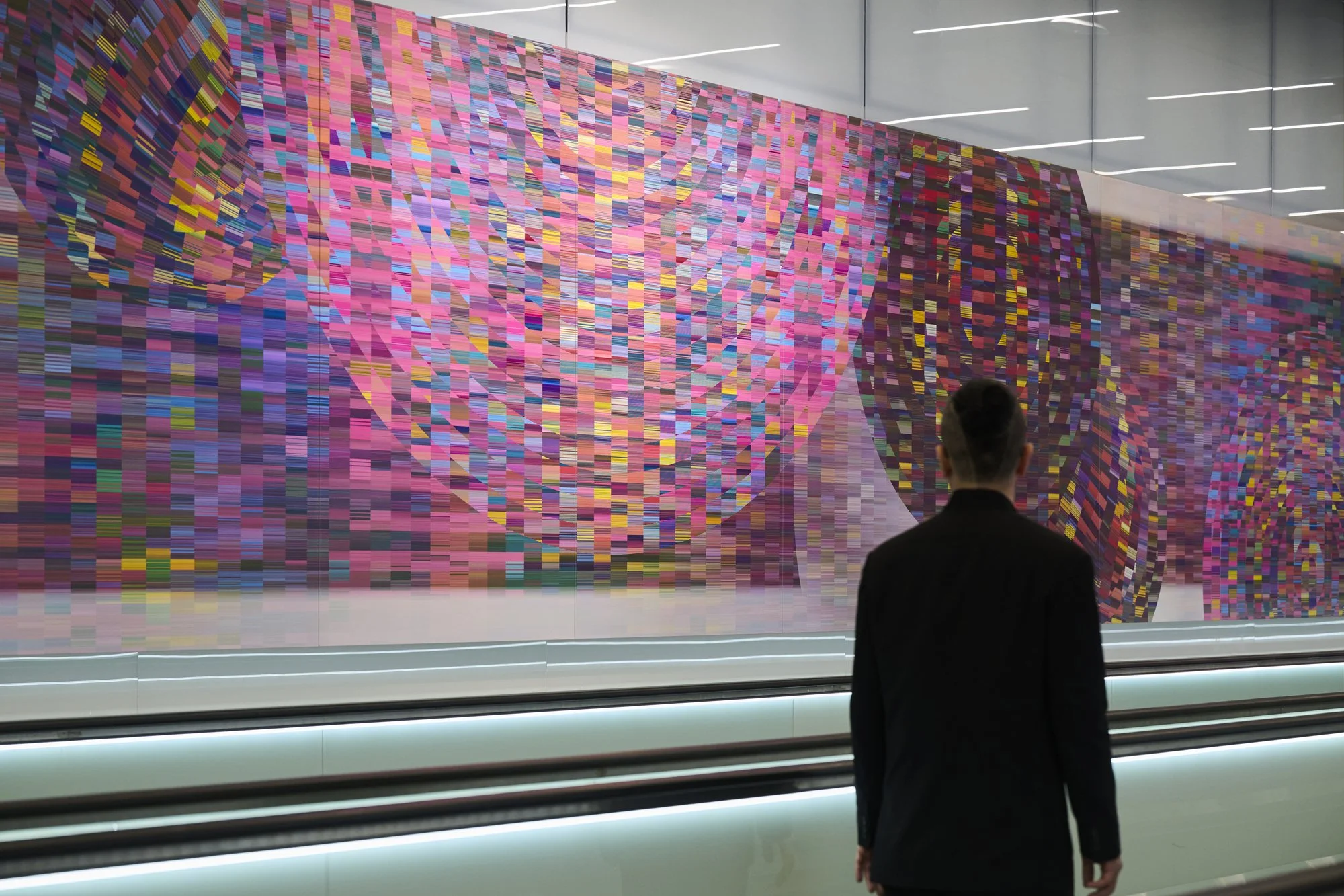 公共藝術〈圓漾盛舞〉轉譯了台灣的圓形視覺元素，遠觀如百花綻放或煙火。YEN TING CHO Studio提供.jpg