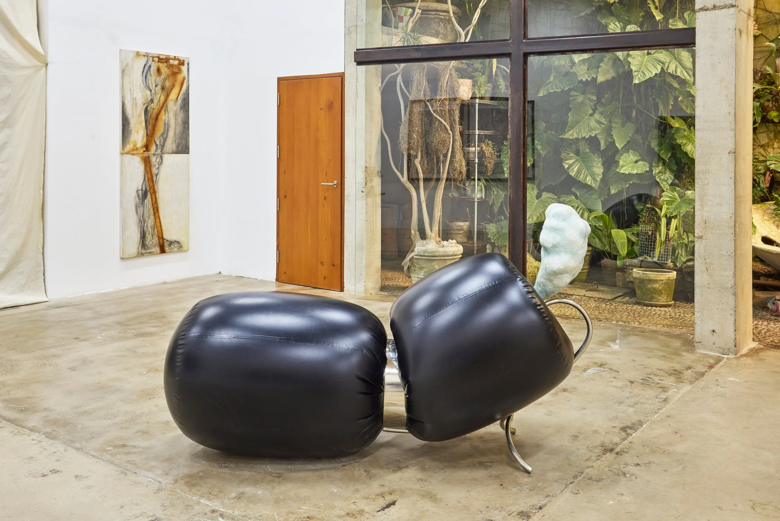 Raura Oblitas sculpture; Miguel Andrade Valdez paintings; Luis Enrique Zela-Koort "Perturbación en los campos del Deseo" and on the front Luis Enrique Zela-Koort "Excreciones III".