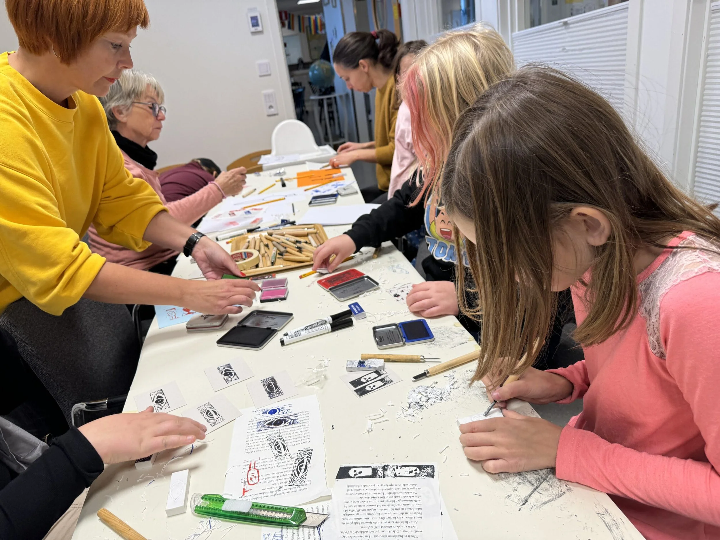 Tryck till workshop med Pernilla Frid på Smedjan i Karlmar under Bästa Festivalen 2023. Foto: Bästa Biennalen