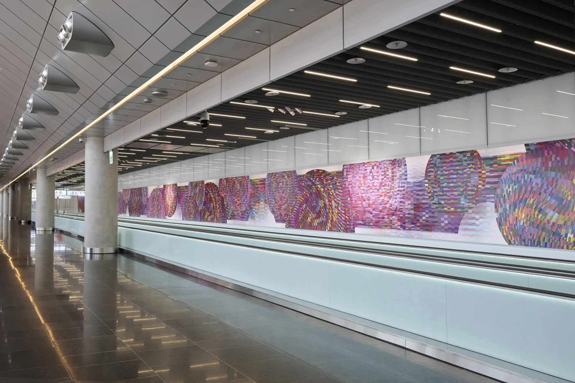 Dancing Circles - Installation at Taoyuan International Airport in Taiwan. Gate  D17 © YEN TING CHO Studio.  
Photo credit: Han Yueh Liang