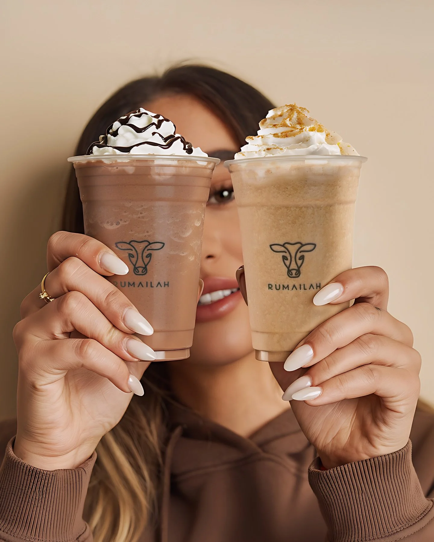 بين الكراميل والشوكولاتة… المزاج دايمًا رميلة 🤎✨
رشفة غنية، طعم يعلق بالذاكرة ☕🍫
Caramel or chocolate ,either way, it’s a Rumailah mood 🤎✨
Rich, creamy & unforgettable in every sip!
#Rumailah #RumailahFarm #CoffeeMood #Chocolate