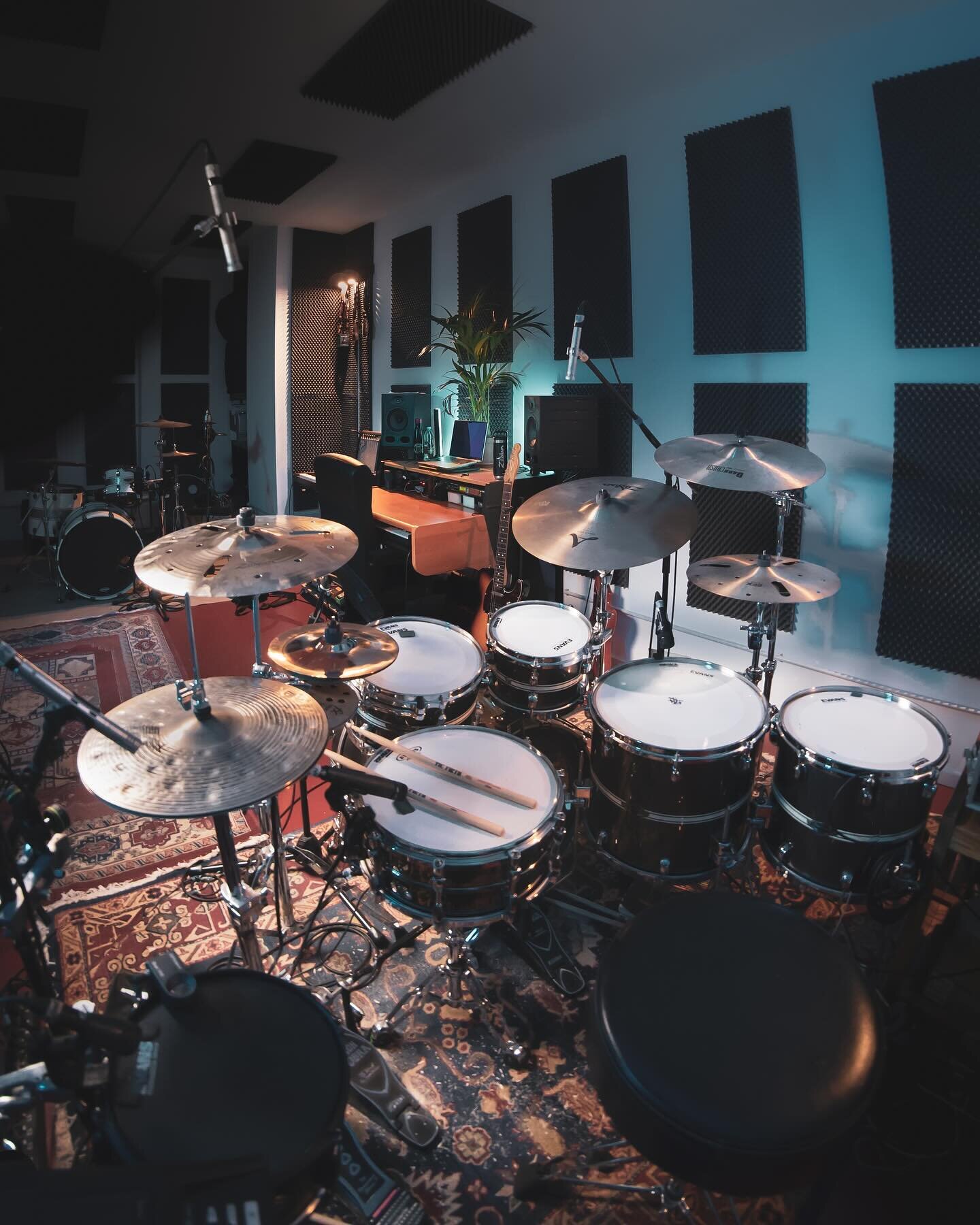 New studio - New setup ✨
I&rsquo;m finally available for recording sessions from my new studio in Milan ✌️
Ready to share loads of stuff from here.
#drums #recordingstudio #milano
