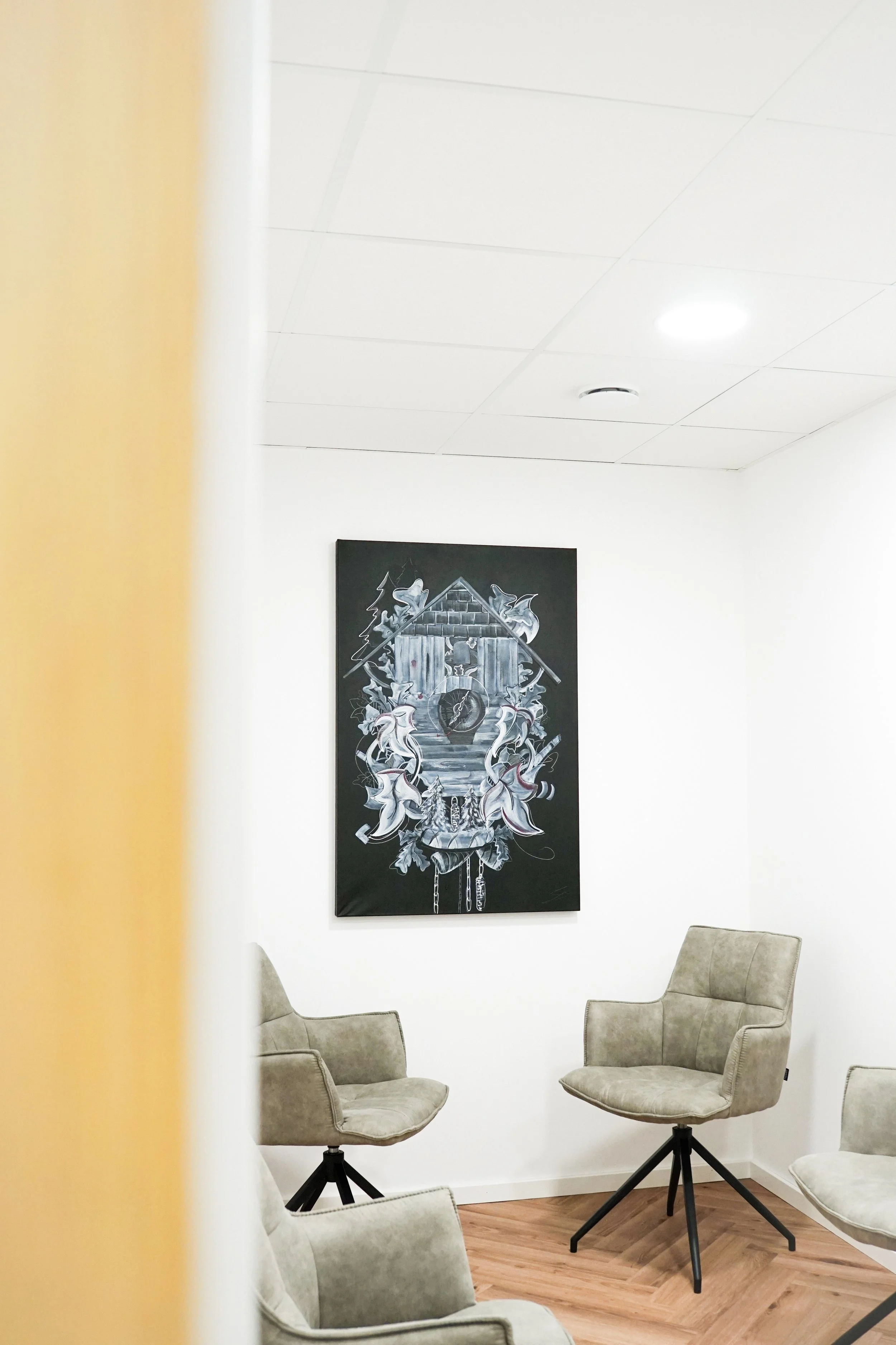 Kuckucksuhr hängend in der Praxis Dr. Huber