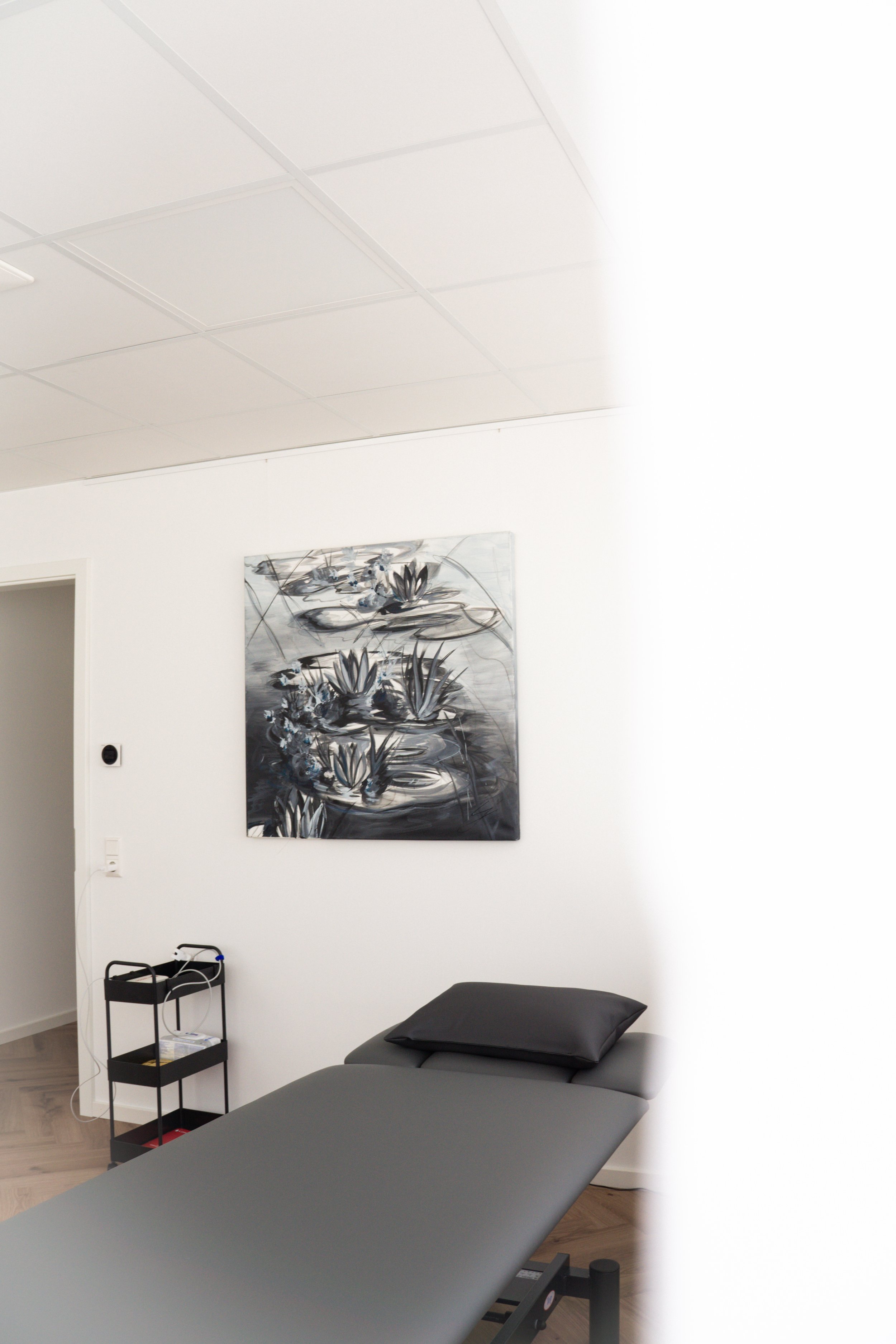 Seerosenkunstwerk im Behandlungsraum der Praxis 