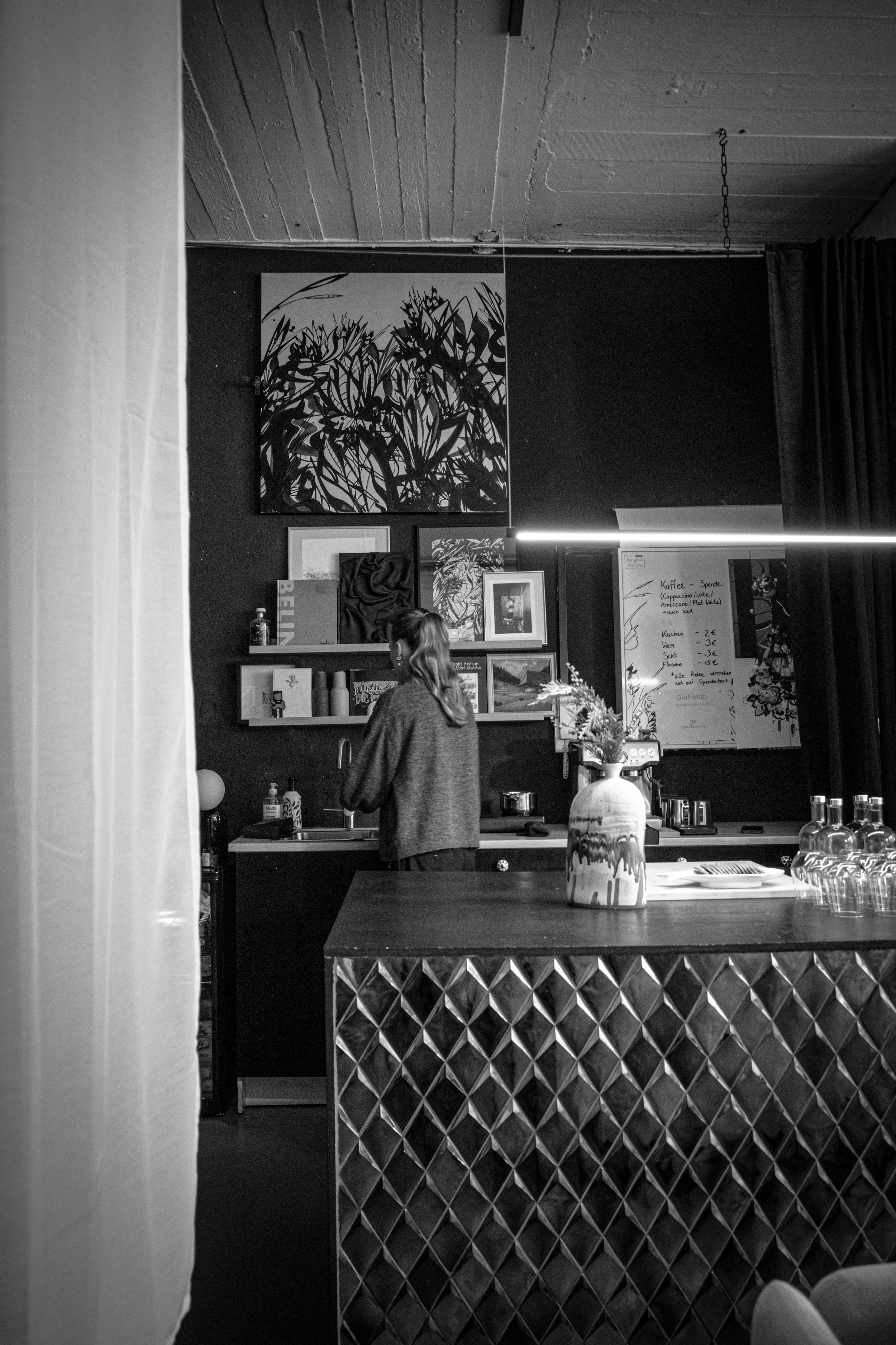 Die Theke im Studio steht für lange Abende im Atelier und lädt Besucher*innen ein!