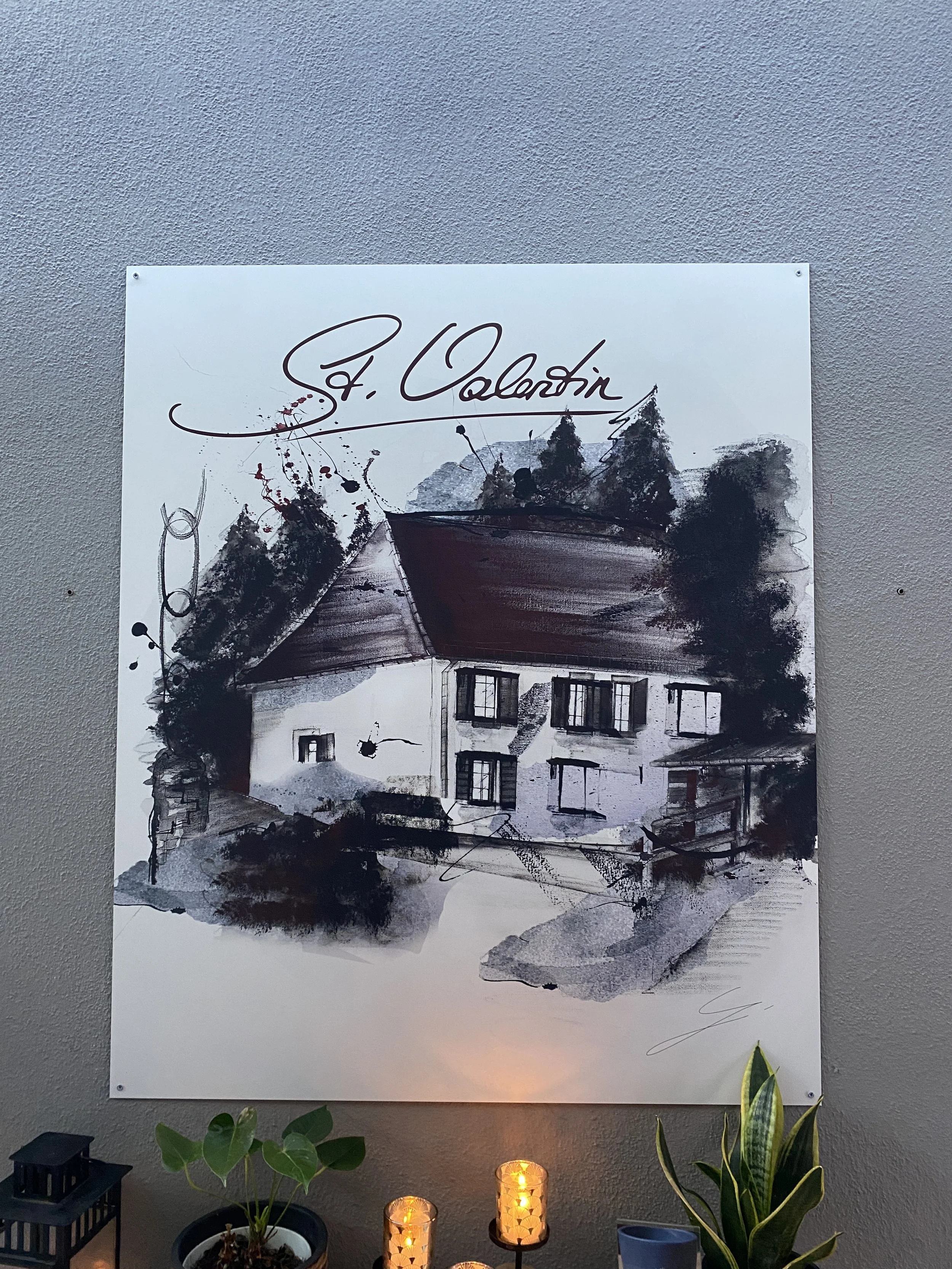 Kunstvolle Abstraktion eines traditionellen Hauses inmitten des Schwarzwaldes von Schwarzwaldkünstler José Schloss, umfasst von Bäumen mit vielen Farbspritzern.