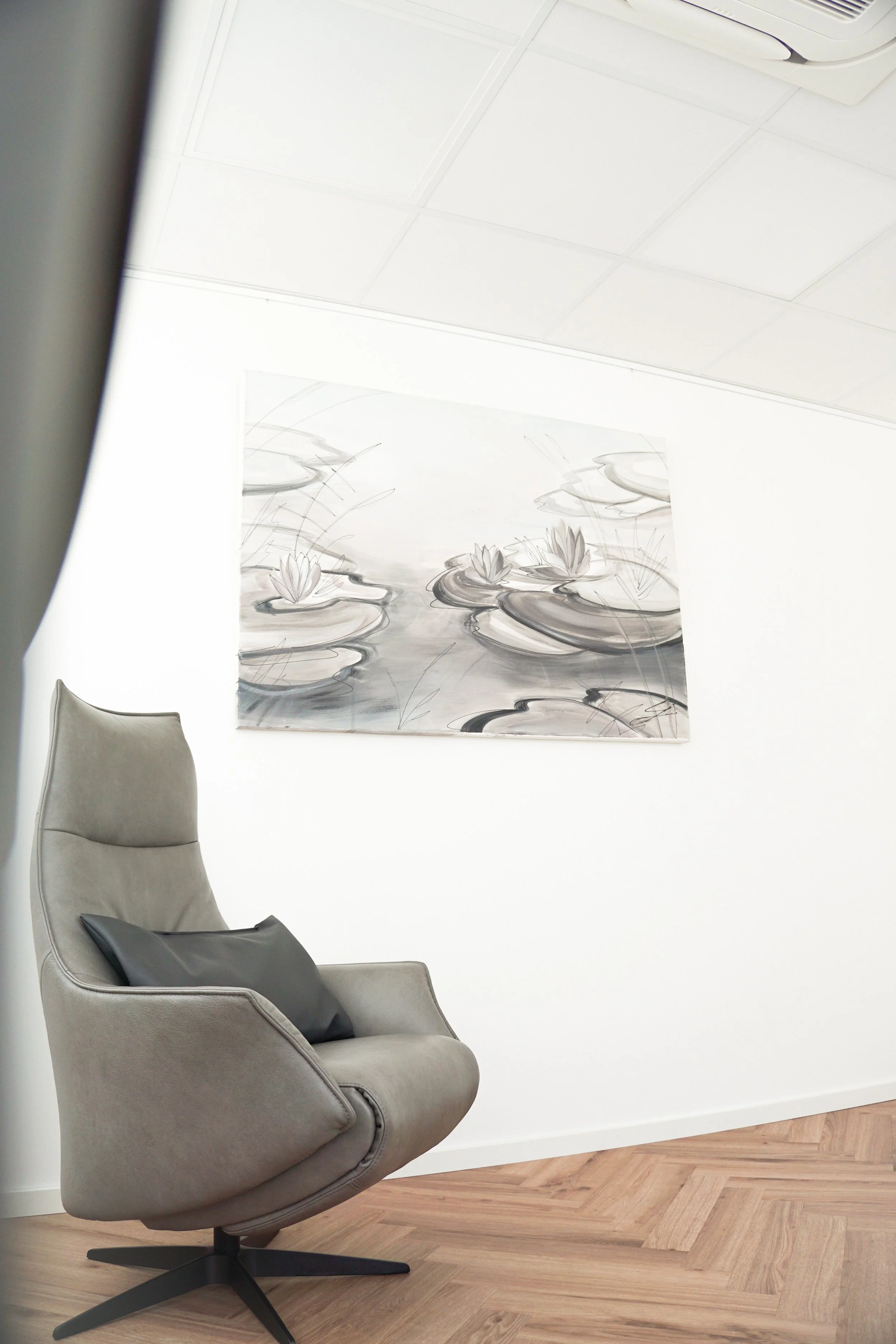 Seerosenwerk im Behandlungsraum 3 Praxis Dr. Huber Freiburg