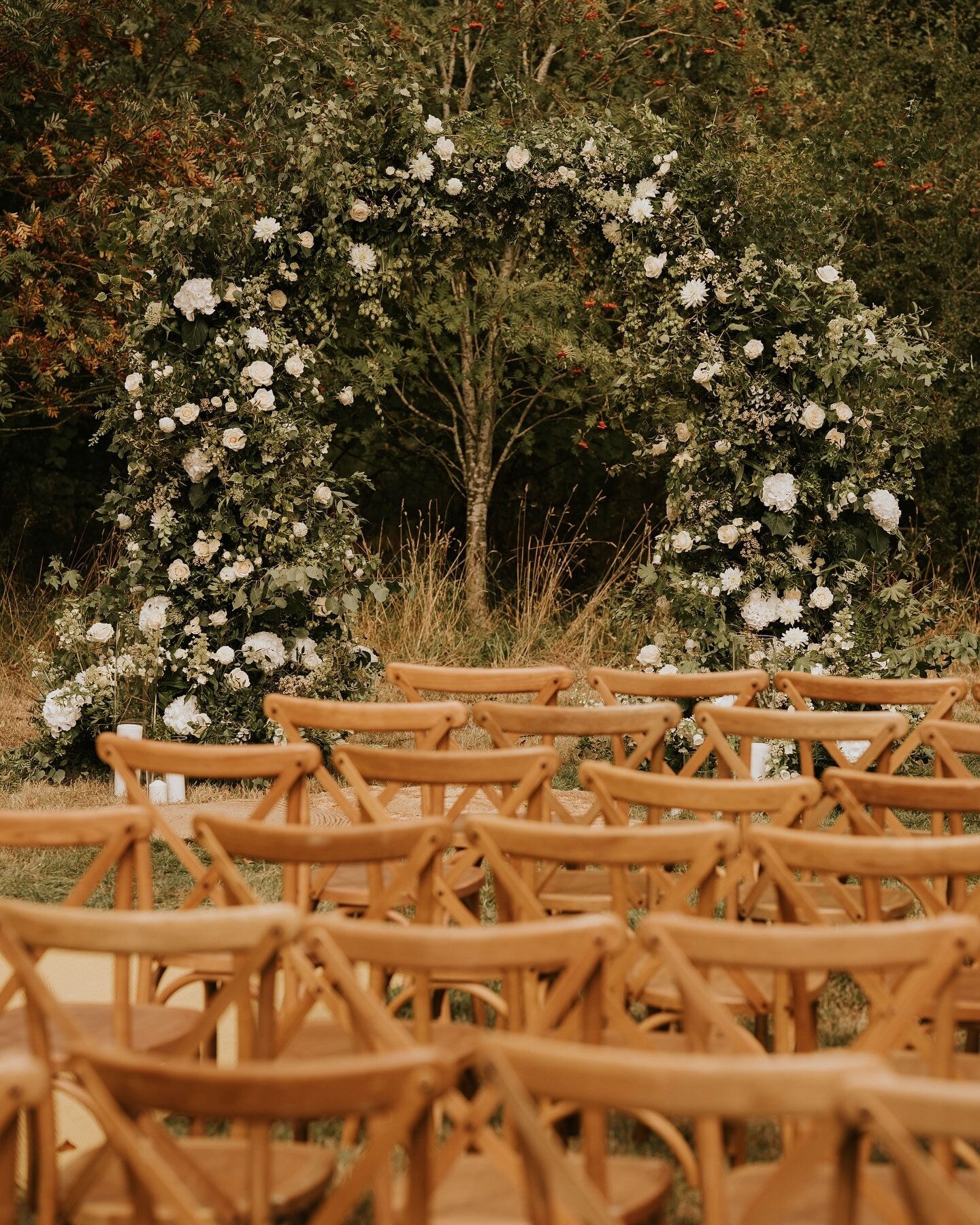 Would you have a full, 7ft arch for your ceremony? I definitely would if I was having an outside ceremony. It frames everything so beautifully, gives the perfect statement backdrop and is there throughout the rest of the day for photos ✨

Photography