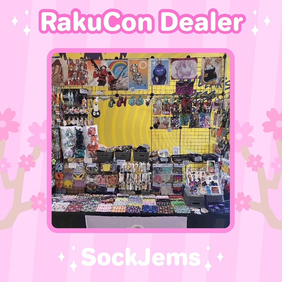 We're excited to welcome @sockjems to RakuCon! 🌸 They sell a wonderful variety of charms and keyrings, lanyards, custom made ita bags, handbags, purses and more! 💕 Swipe across to check out their amazing work! 🩷

#animeconvention #ukconvention #co