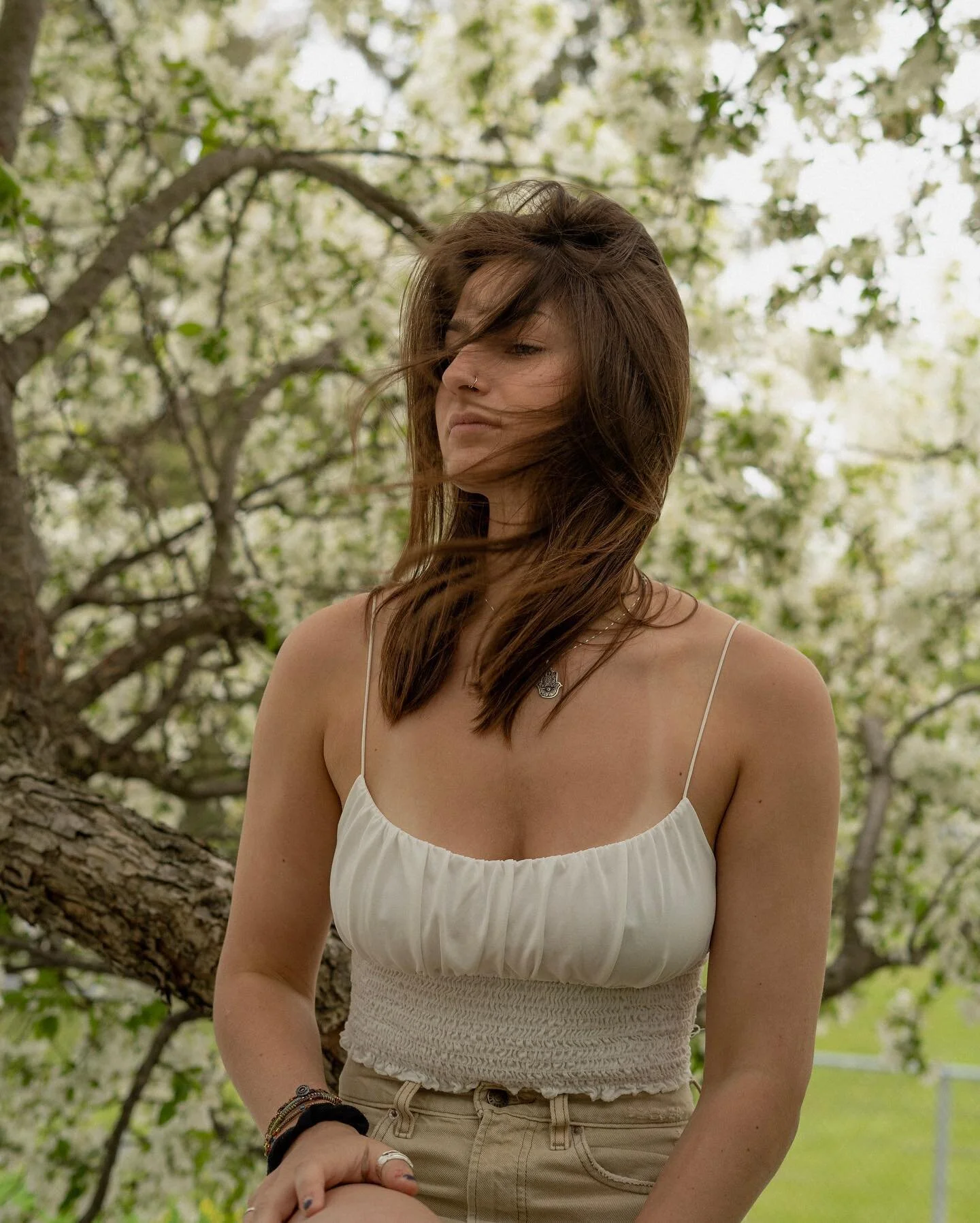 A handful of my favorite shots from a recent shoot with @mollyjsanderson 🤍🥀
.
.
.
#portraitphotography #spring #springflowers