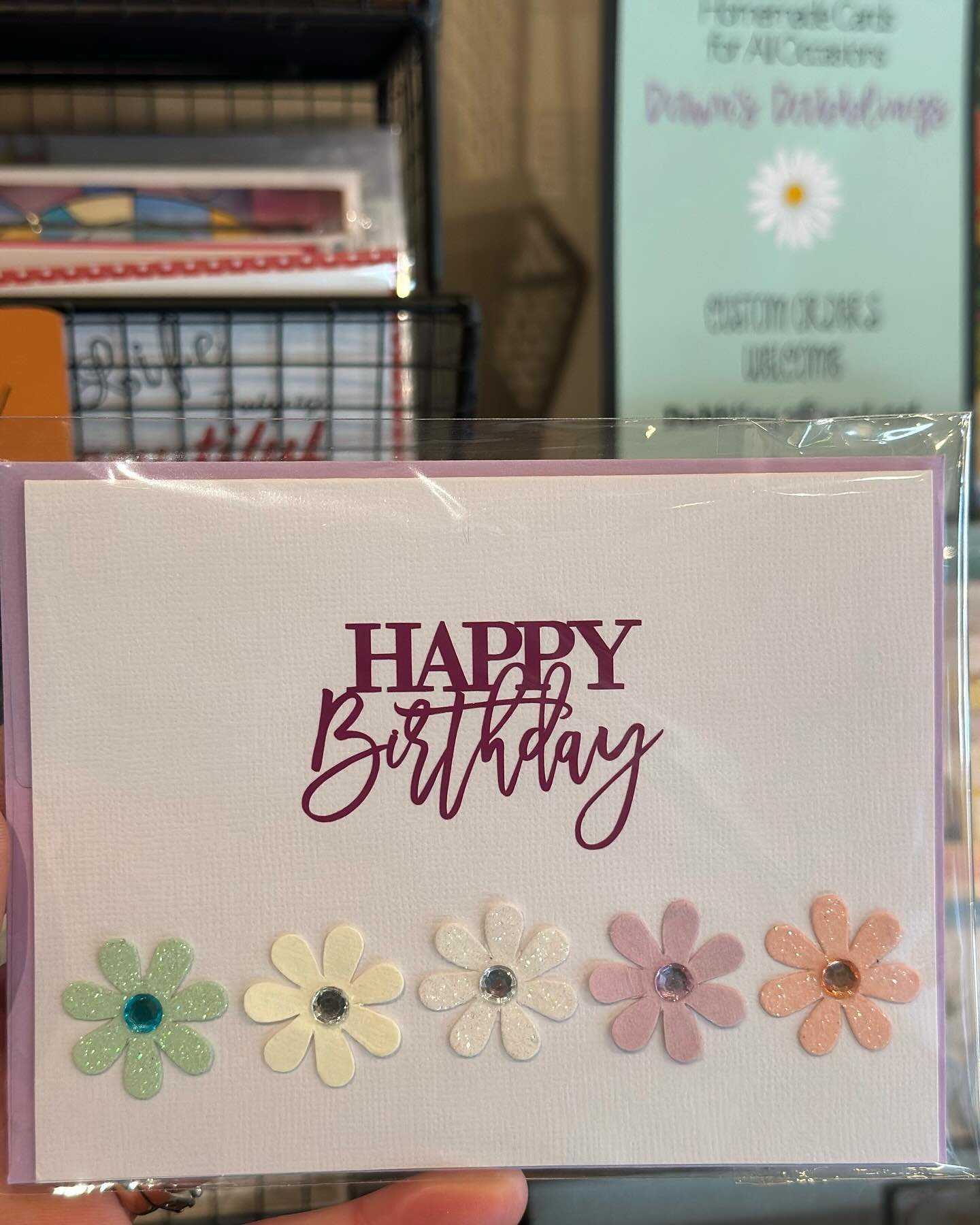 𝐍𝐄𝐖 𝐕𝐄𝐍𝐃𝐎𝐑! Beautiful, handmade greeting cards + bookmarks are available from Dawn&rsquo;s Dabblings! 

#handmade #wisconsinmade #curvuegiftshop #curvuetreefarmandgardens #shoplocal #shopsmall