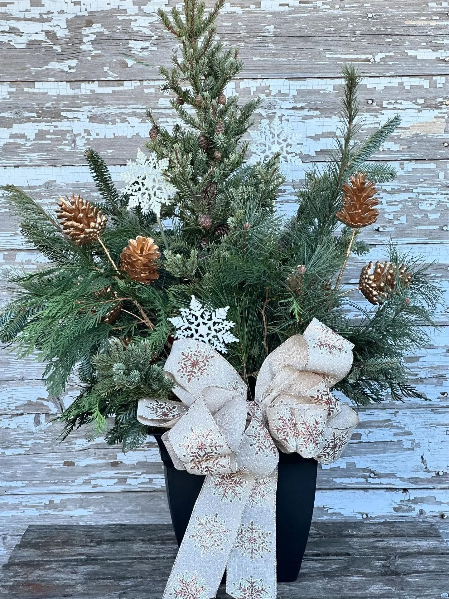 These are just a few of our porch pots&hellip; come check them out for yourself! Want to make your own? That&rsquo;s fine. We have pots pre-assembled for you to accessorize OR you can purchase spruce tops, boughs + accessories to do your own. 

#curv