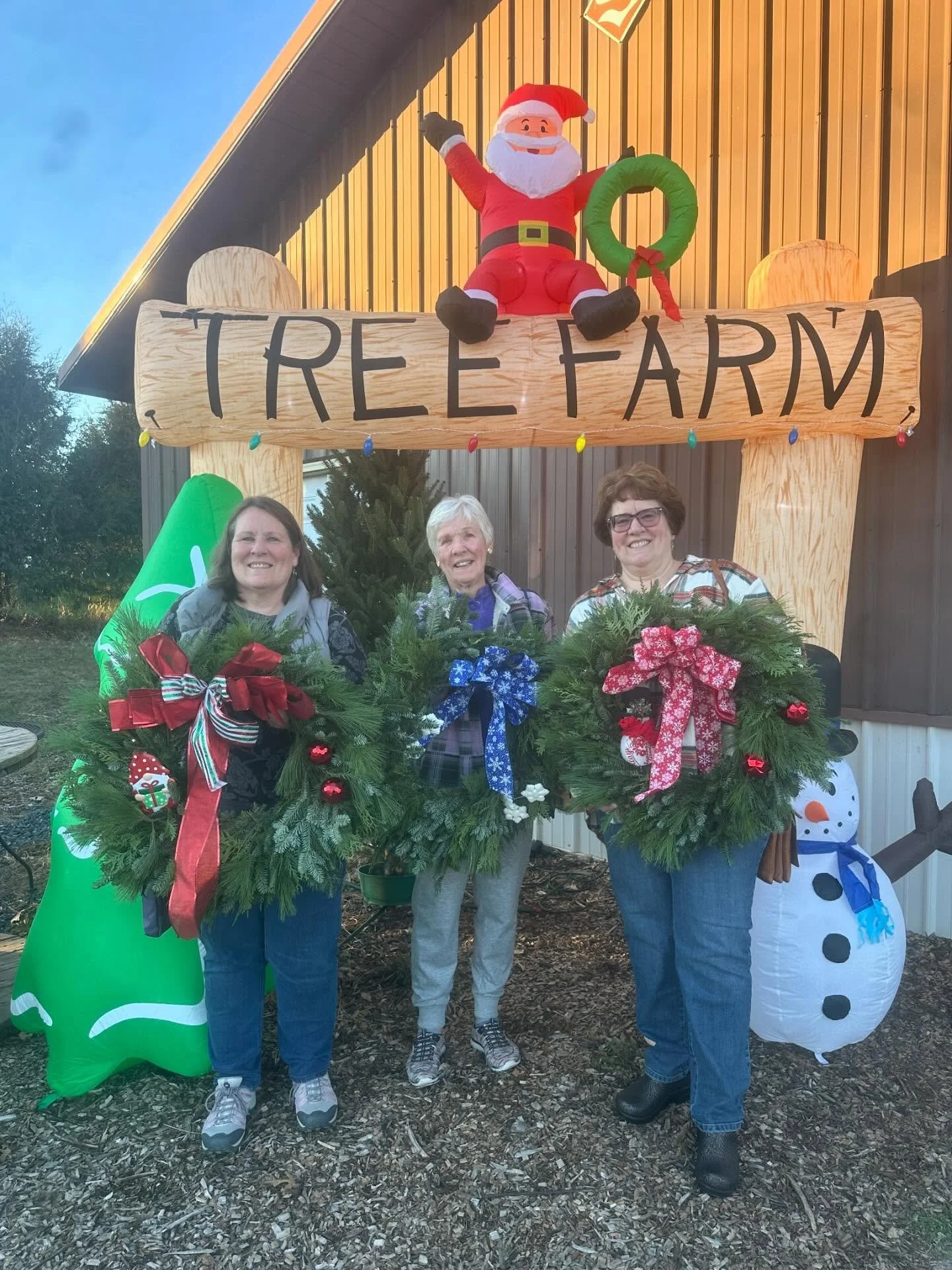 Thanks for registering for our workshops! It&rsquo;s fun to meet people, assist in their handiwork + decorating. 

#curvuetreefarmandgardens #workshops #eauclaire #christmasseason