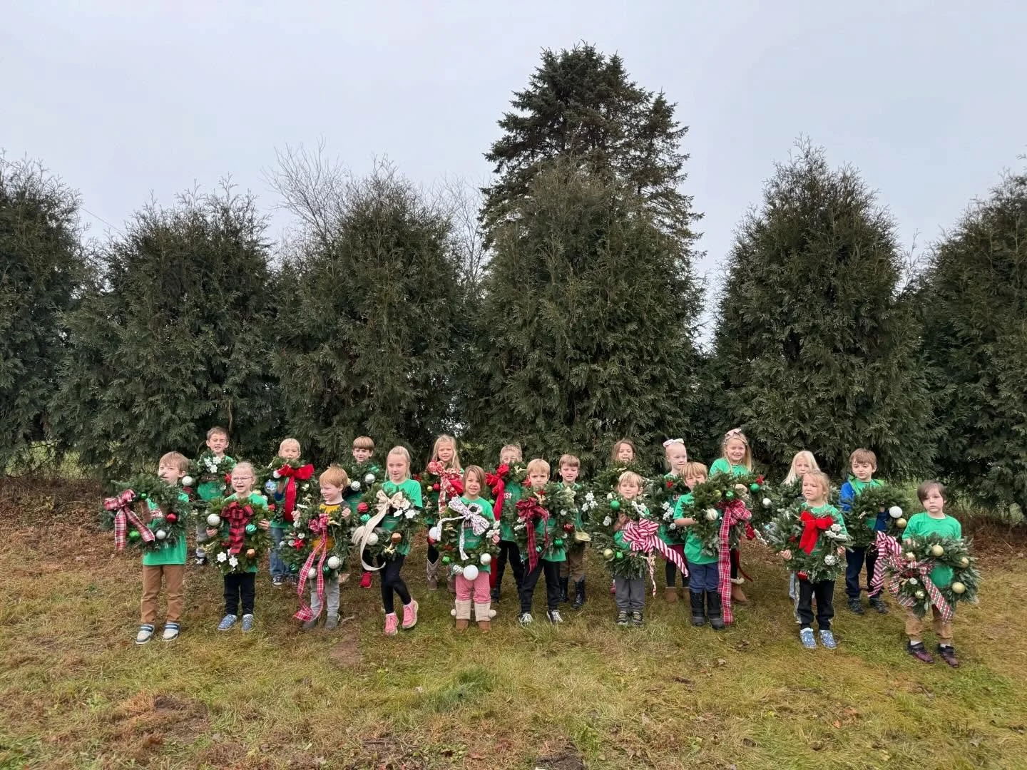 We had so much fun with this school group yesterday! The weather held out enough at the proper time so we could roast S&rsquo;mores with them! 

#wreathworkshop #fieldtrip #curvuetreefarmandgardens