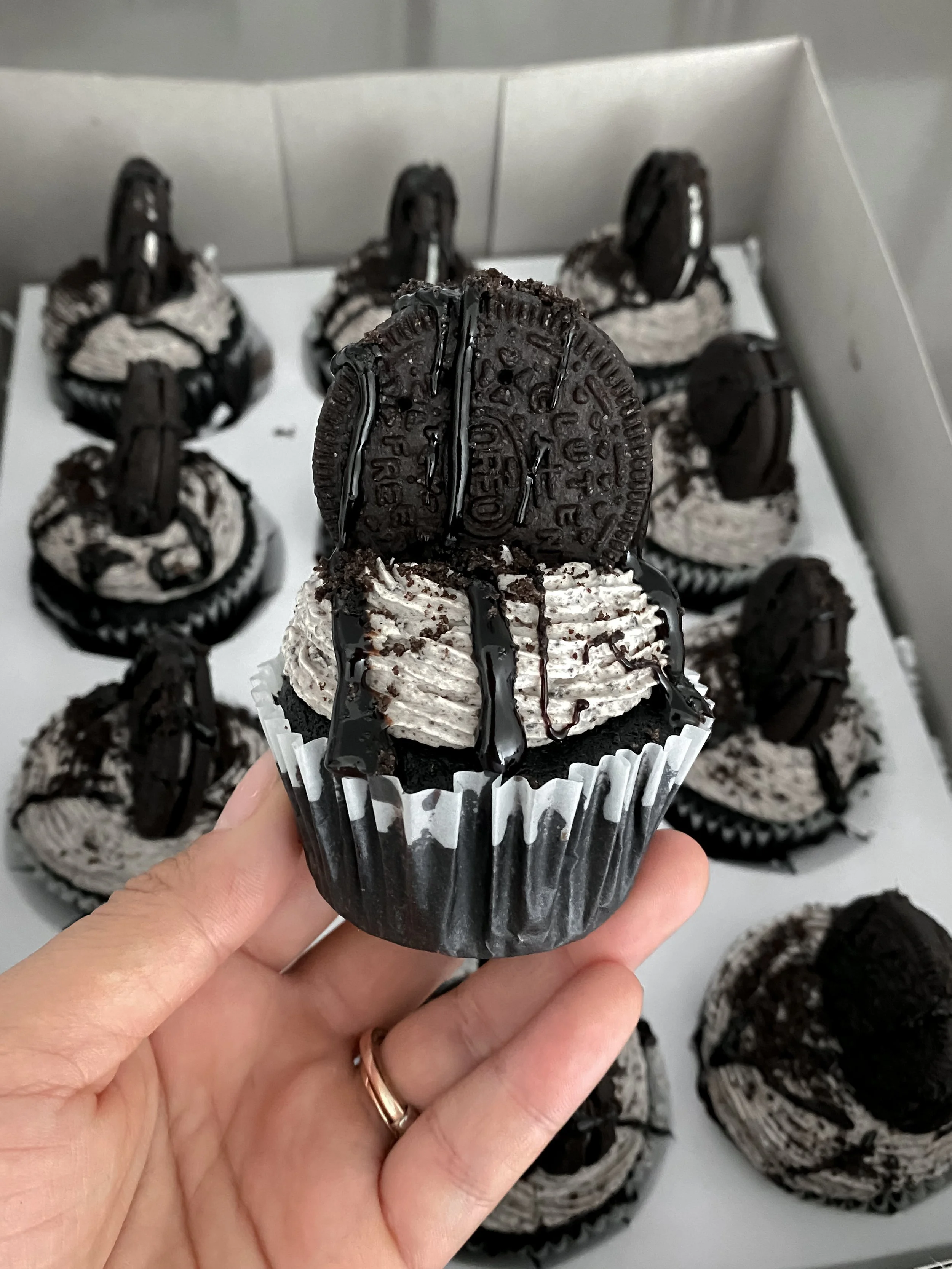 (1/24) J. De Anda Oreo & floral cupcakes