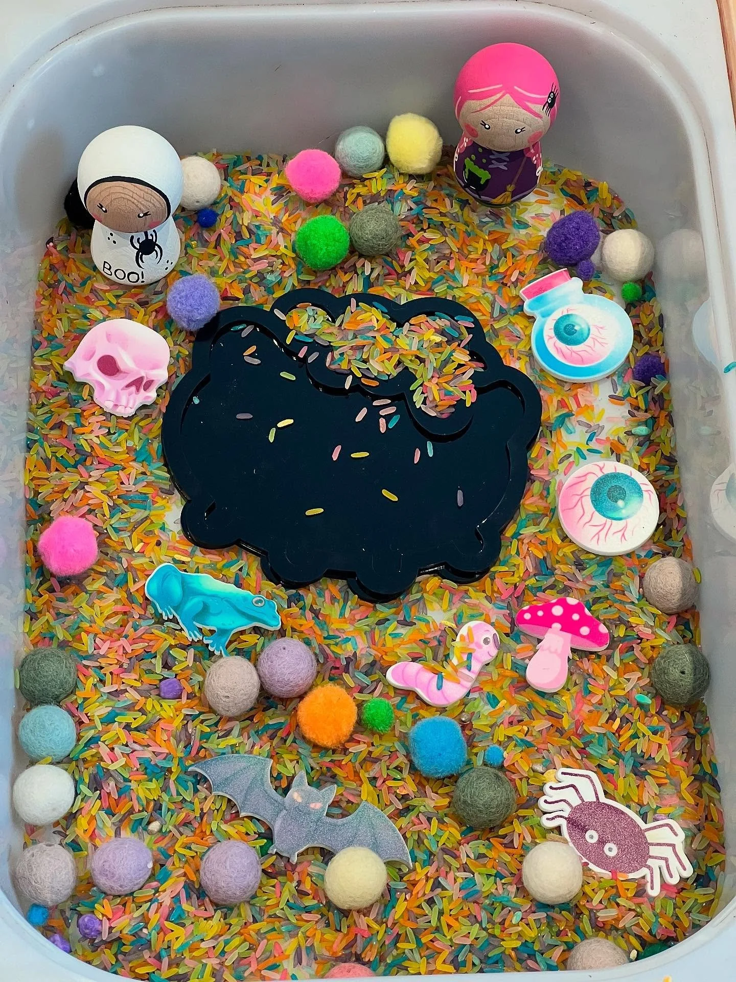 ✨🕷️ Bubble, bubble, toil and trouble… it’s potion-making time! 🕸️✨
Our colourful rice base paired with the acrylic cauldron tray and spooky Halloween potion set (eyeball, spider, frog & bat) is the perfect way to spark magical play