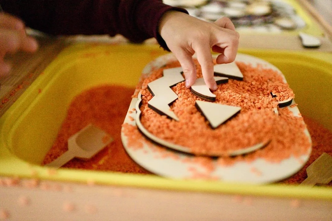 We’ve booked our pumpkin picking tickets so it’s definitely time for some pumpkin sensory play fun! This Flisat topper has interchangeable pumpkin face parts for open ended play.
#pumpkinpatchfun #pumpkinpicking #pumpkinsensoryplay #autu