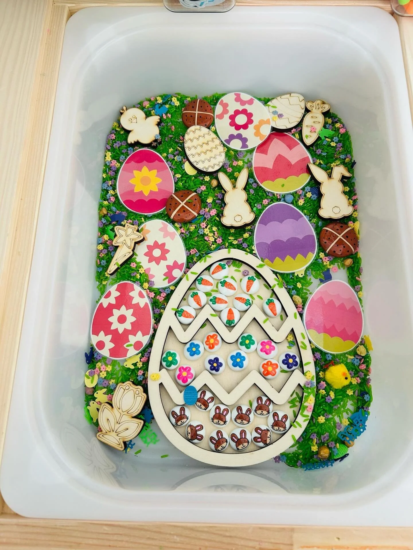 Anyone else&rsquo;s little ones counting down the day until the Easter bunny arrives? We will be having lots of Easter fun and crafts this week.
#easterfun #eastersensoryplay #easterflisat #easterflisattable