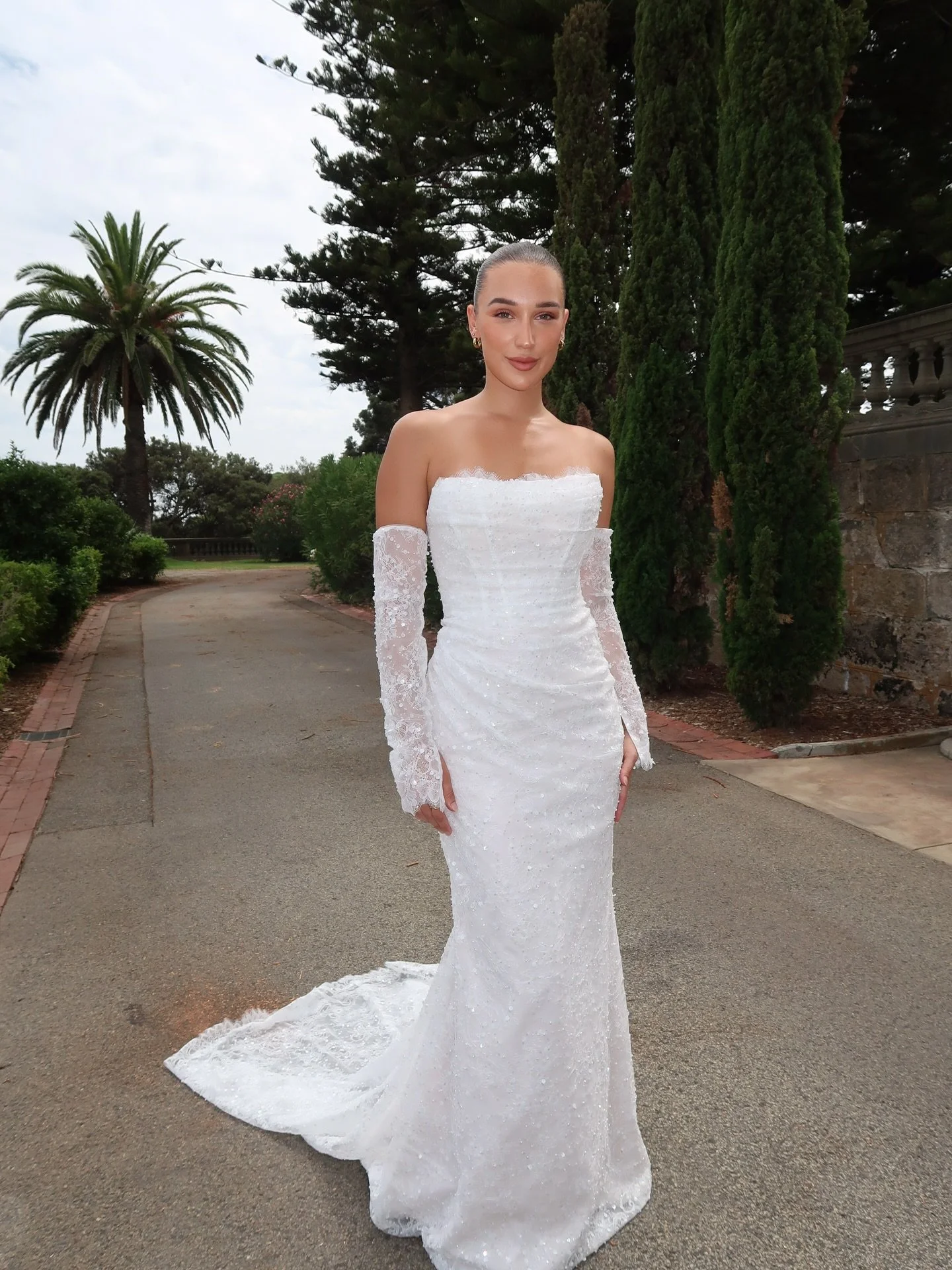 Heidi under the spotlight. 🤍

Soft ruching, body-hugging silhouette and timeless elegance.