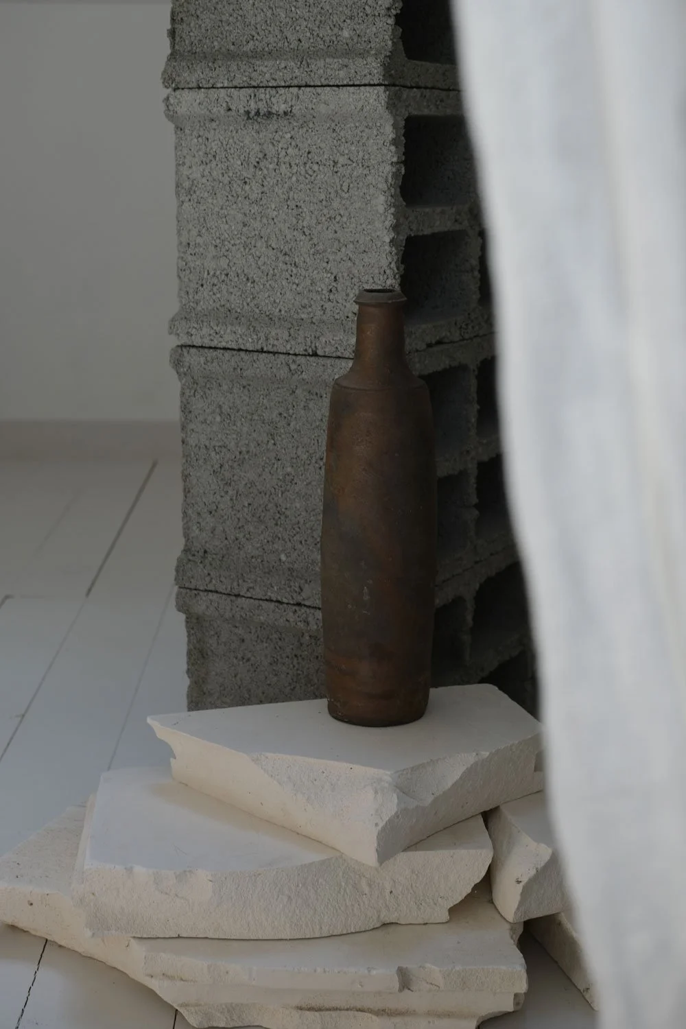 la bouteille en grès marron