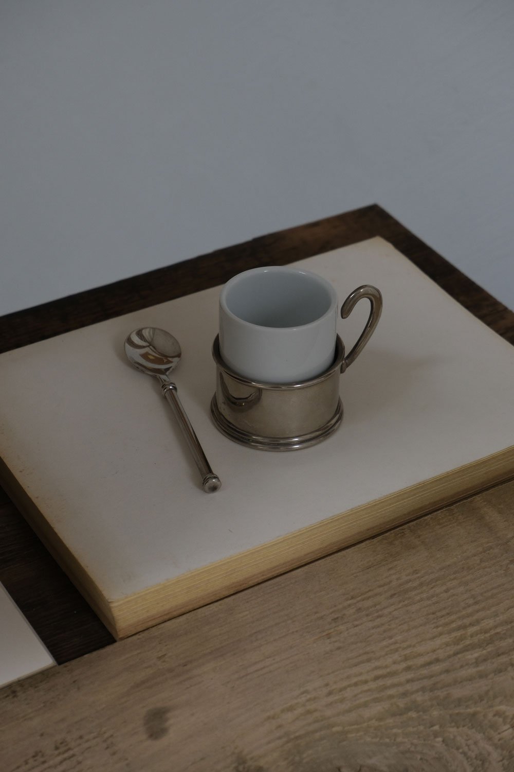 la tasse en métal argenté
