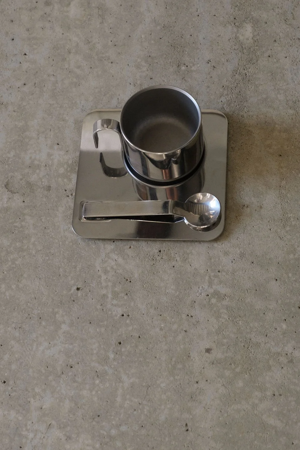 la tasse en inox avec son présentoir