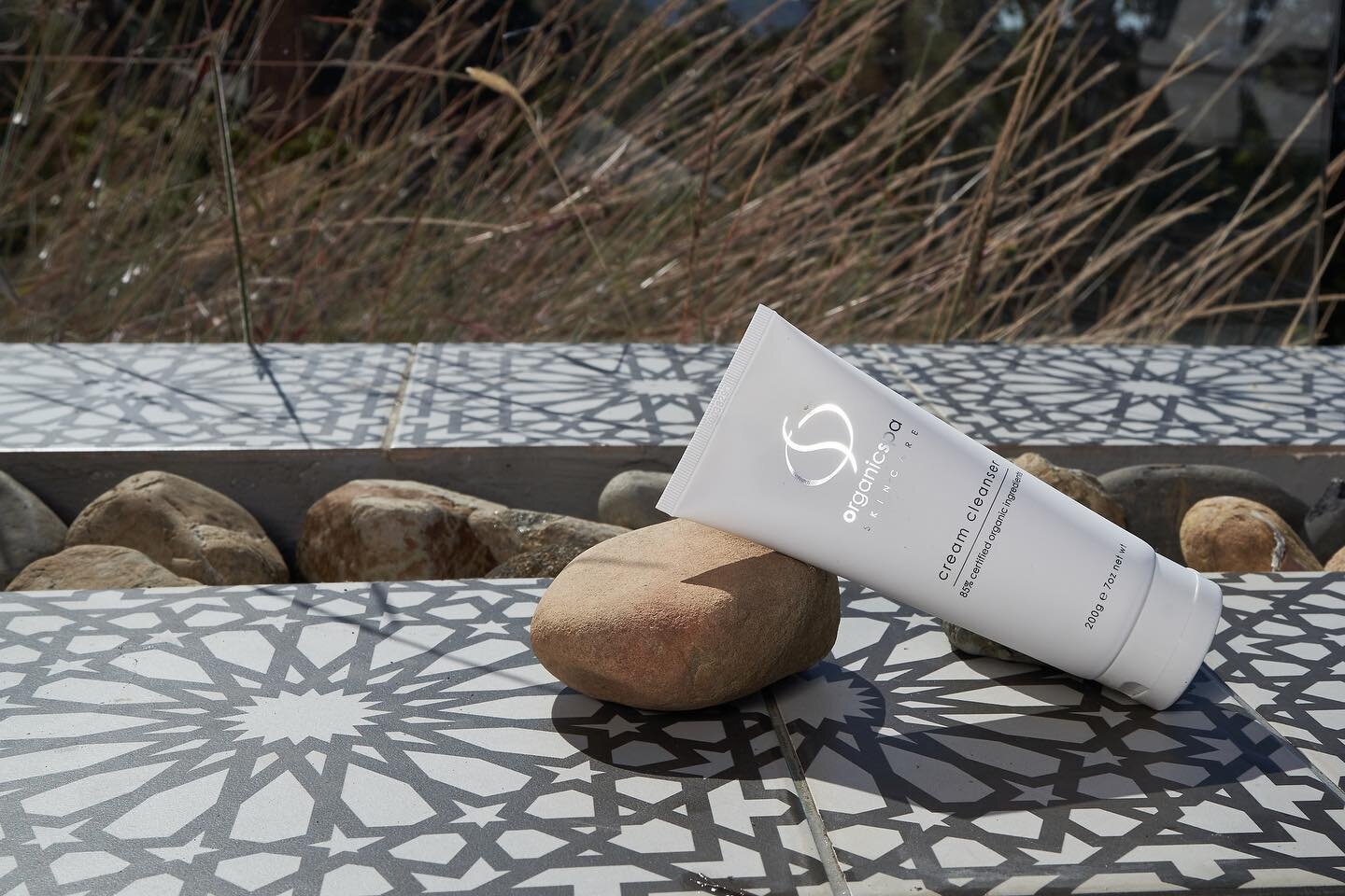 Cream Cleanser ✨

~ hydrating, calming, emulsifying 

Seriously the best cleanser 🙌 to remove daily residue, makeup and oil. Can also be used around the eye as an eye makeup remover!

So much love for this @organicspa_skin product 🤍 grab yours in S
