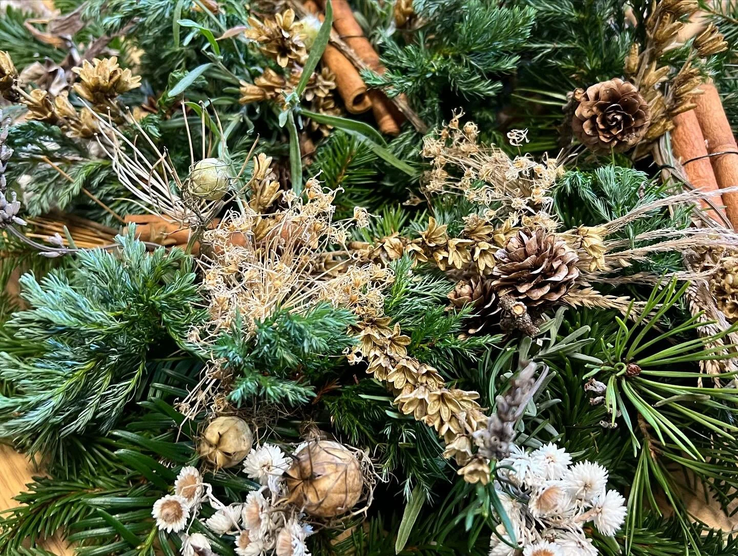 After a fab inaugural year last year, I’m pleased to announce I’ll be doing another Christmas wreath making workshop this December π
We will get creative with locally sourced foliage, dried flowers and festive decorations π
Date: Satu