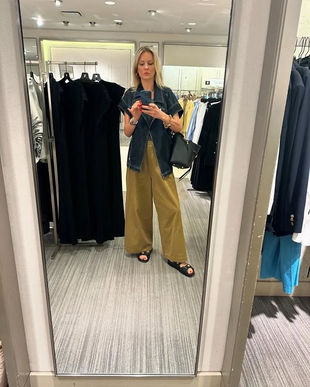 Online Wardrobe Stylist FAQs: Answers to Common Questions Before Booking