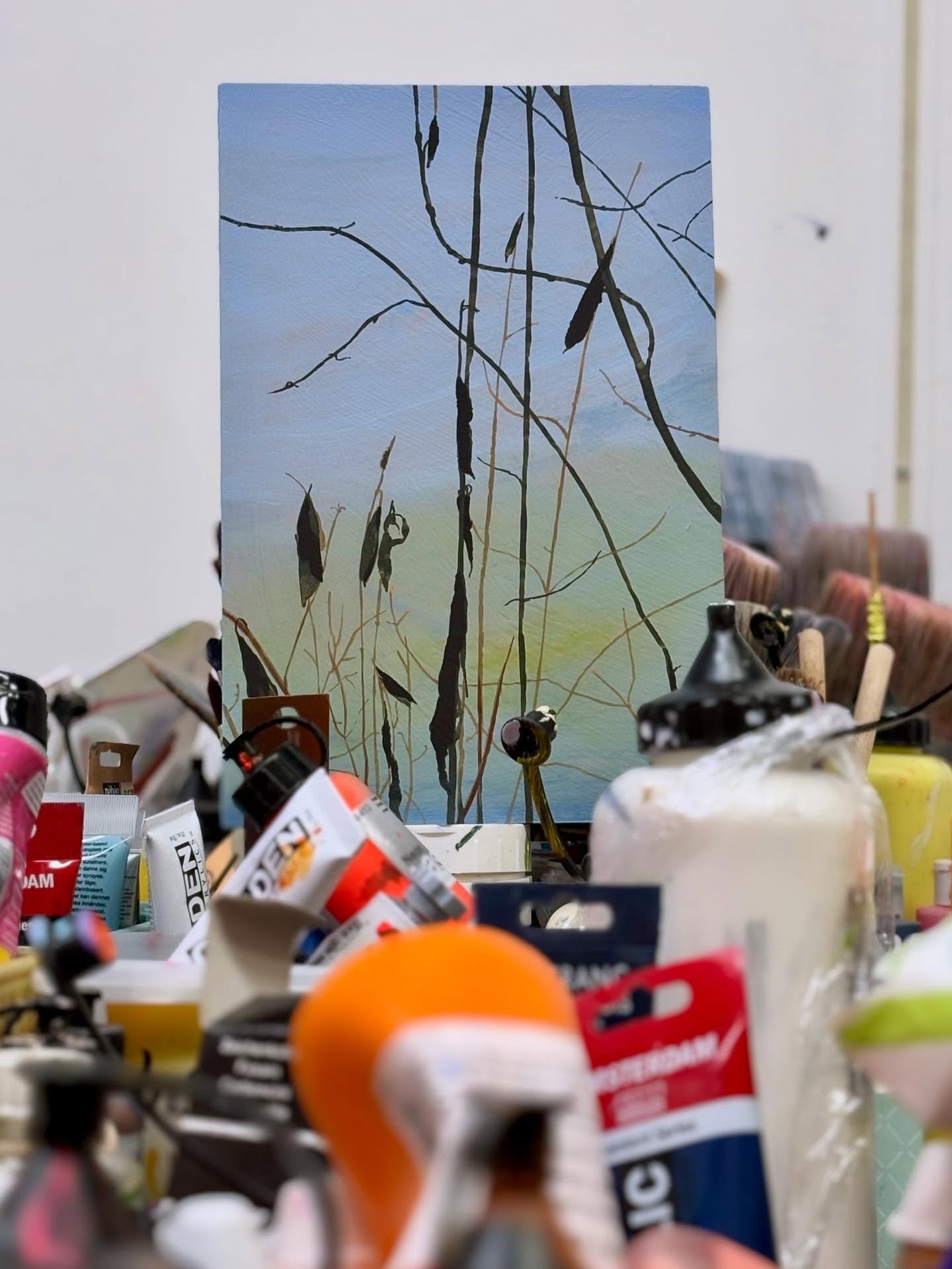 Kom innom &Aring;pent atelier l&oslash;rdag-s&oslash;ndag kl 12-16 og se hva jeg holder p&aring; med om dagen! 🍁🎨 Bladene har nesten falt av tr&aelig;r og busker langs Grinidammen, hvor atelieret mitt ligger. Adr. Grini M&oslash;lle, Grinidammen 10