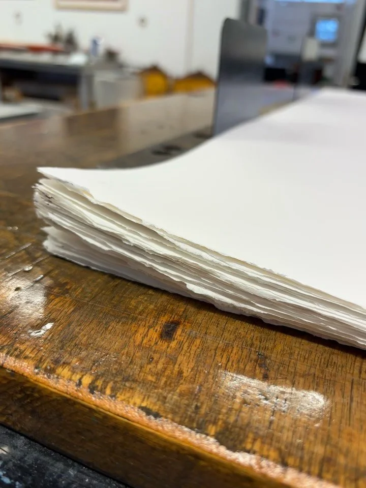 F&oslash;rste stein er tegnet og trykket p&aring; mitt neste litografi som jeg lager p&aring; @smiagrafiske i Kristiansand. Farge nr. 2 kommer i morgen (men jeg legger av noen f&aring; s&aring;nne eksemplarer til dere minimalistiske arkitekter der ut