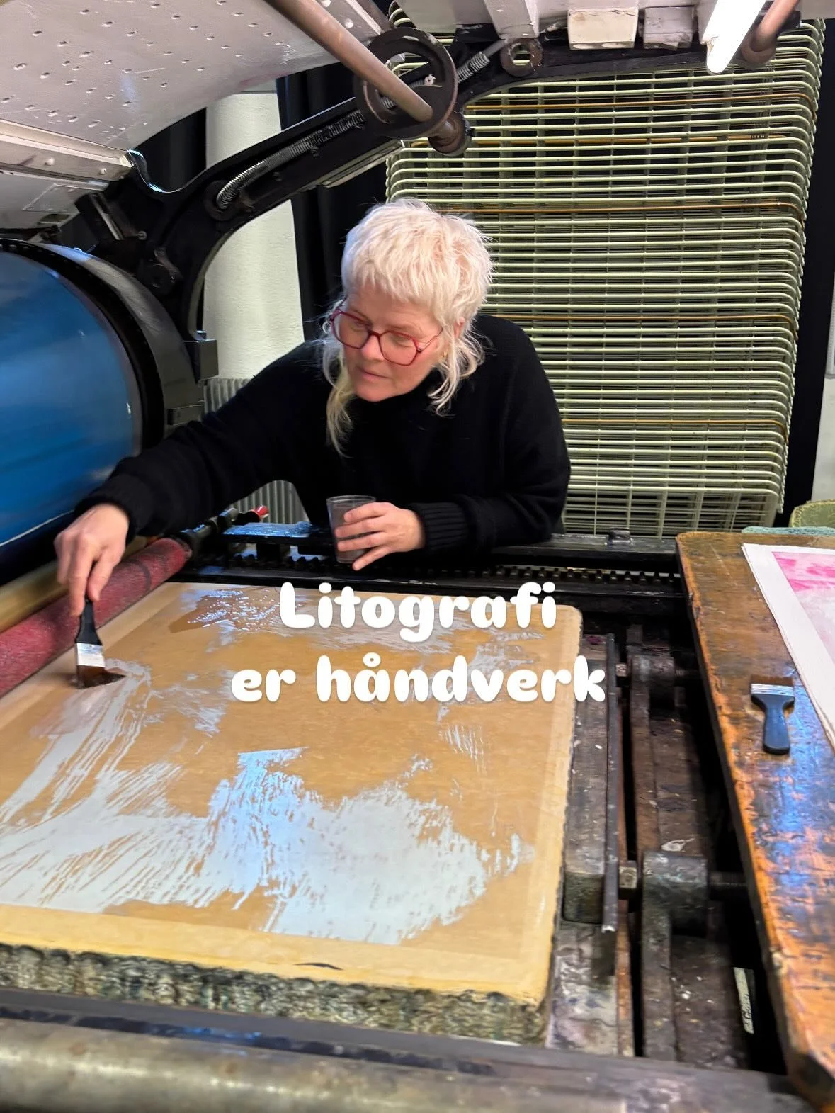 En lang uke i litoverkstedet @smiagrafiske i Kristiansand er over og et nytt, stort motiv fra #Rondane er ferdig. Dette er m&oslash;ysommelig h&aring;ndverk (takk til @grafikerfredriksen)!

Litografiet ommer snart for salg p&aring; www.annekristin.no