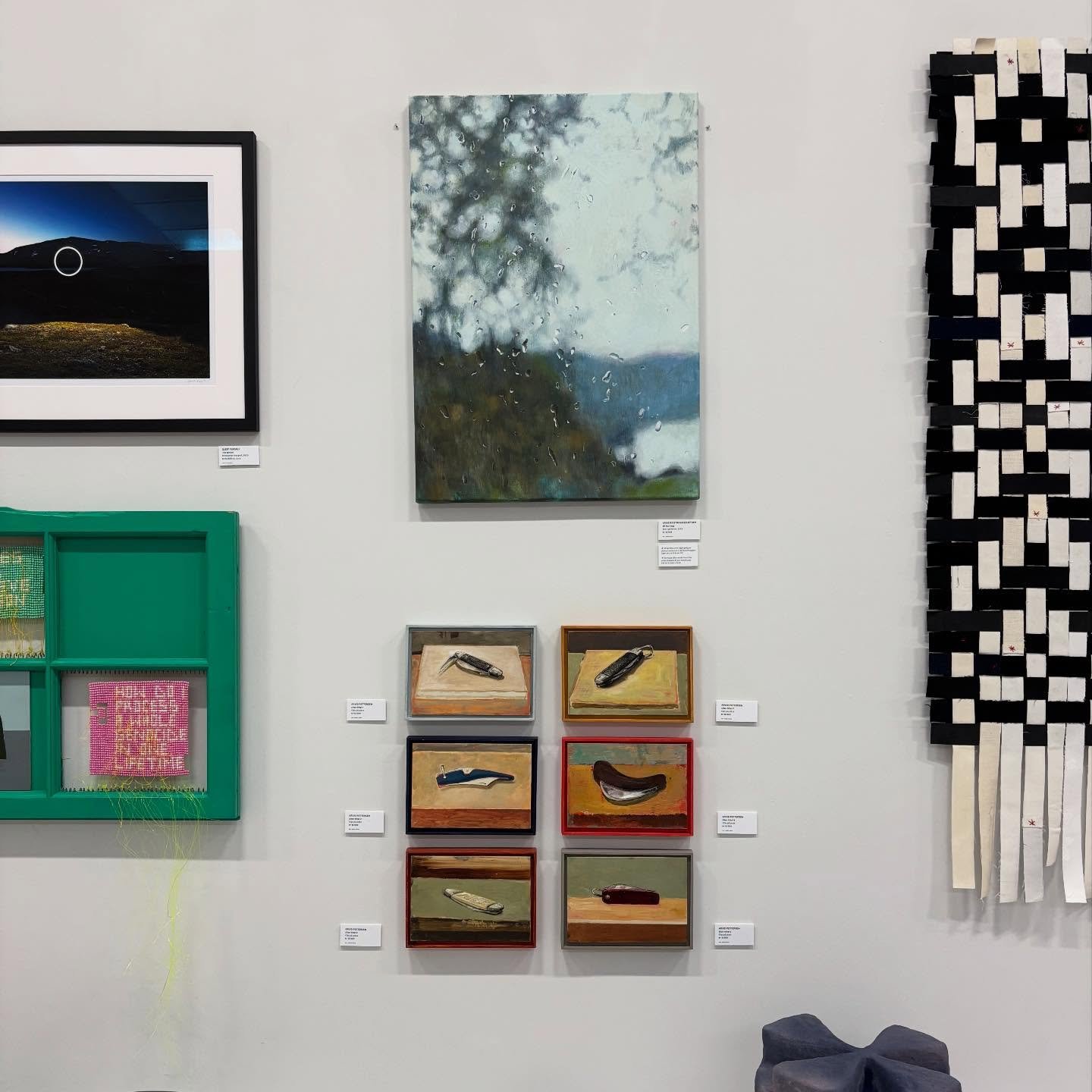 Juleutstillingen hos @kunstnerforbundet er &aring;pnet! Maleriet mitt &laquo;Bli hos meg&raquo; har f&aring;tt plass i overlyssalen i godt selskap. Her var det masse fint i alle prisklasser. 

#kunstnerforbundet #juleutstilling #oslo #annekristinhage