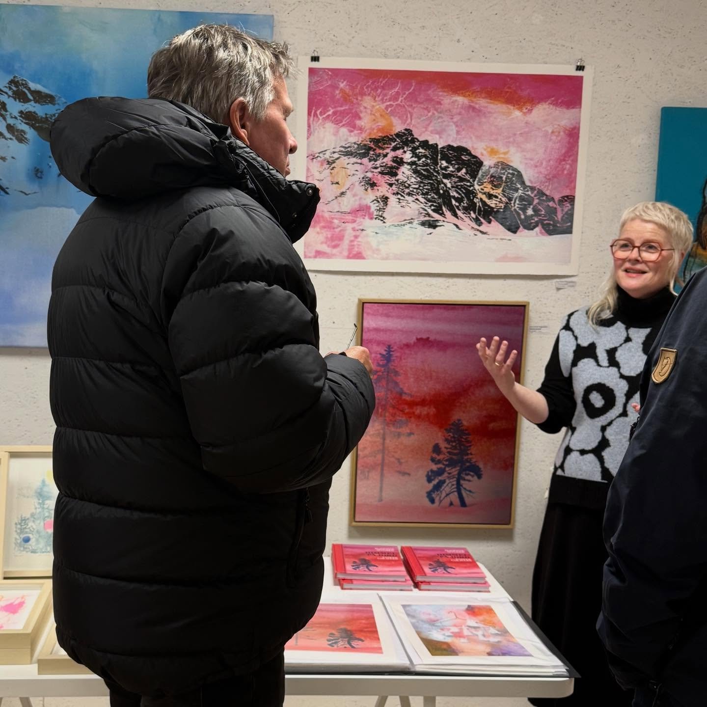 Stor stas &aring; snakke kunst med bes&oslash;kende hos @kunst_og_kaos p&aring; @julemarked_roros! Mange fikk signert juleboka &laquo;Himmel p&aring; jord&raquo; og dedisert grafikk. R&oslash;ros er nydelig n&aring; ❄️❤️ og jeg har v&aelig;rt lykkeli