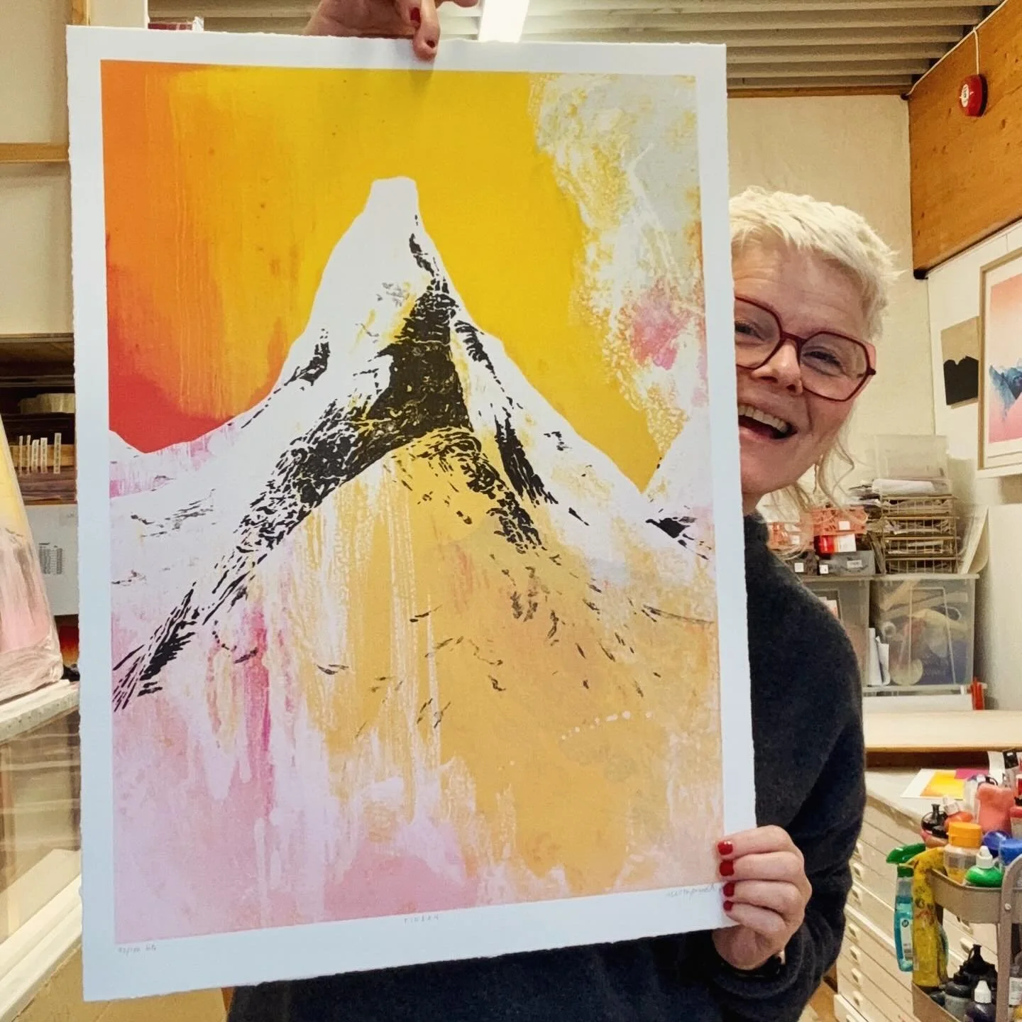 Min kj&aelig;re agent Elsa fant ut at ett eksemplar av litografiet &laquo;Tinden&raquo; l&aring; i en skuff i et galleri (uten nettside), s&aring; jeg har f&aring;tt det tilbake. Har v&aelig;rt utsolgt lenge, n&aring; finnes dette p&aring; www.annekr