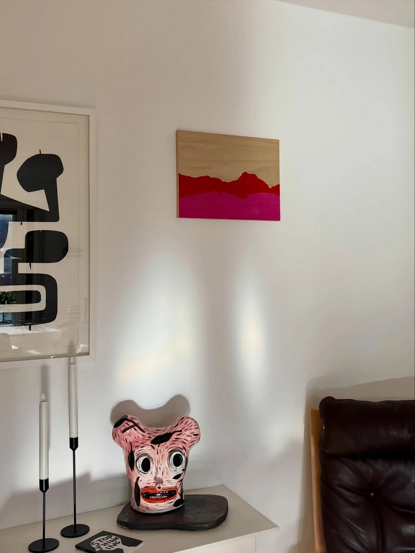 ❤️🩷 Bildet mitt henger s&aring; fint i G&oslash;teborg ved siden av @lasseskarbovik 

#grafikkp&aring;tre #annekristinhages&aelig;ther #g&oslash;teborg #kunstp&aring;veggen @piawall