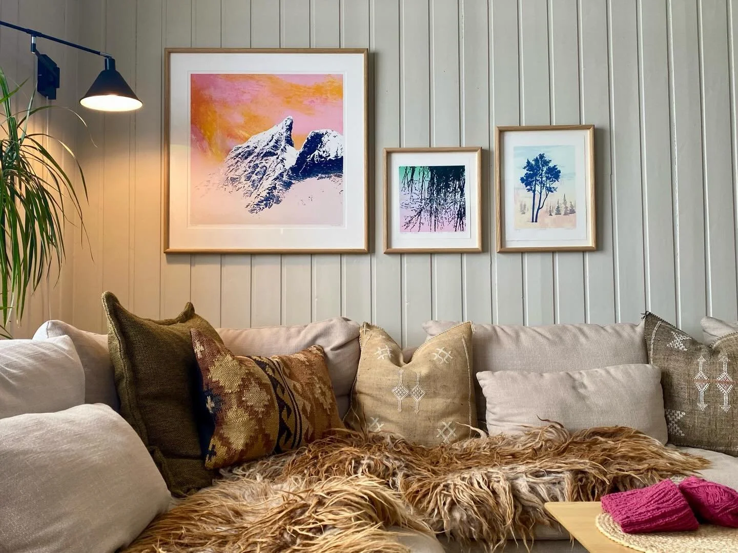 S&aring; fin veggen til @hellyott p&aring; R&oslash;ros har blitt med hele tre av mine litografier! Flinke Ellen hos @kunst_og_kaos har gitt r&aring;d om oppheng og innramming 😍🤩