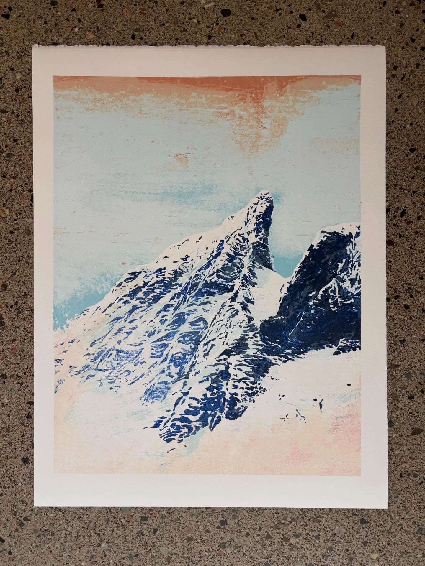 Hei JUBEL II! Det helt nye litografiet mitt av Falketind kommer for salg i dag fredag 24. april kl 20 p&aring; www.annekristin.no 🏔️

#annekristinhages&aelig;ther #litografi #jotunheimen #falketind #grafikk