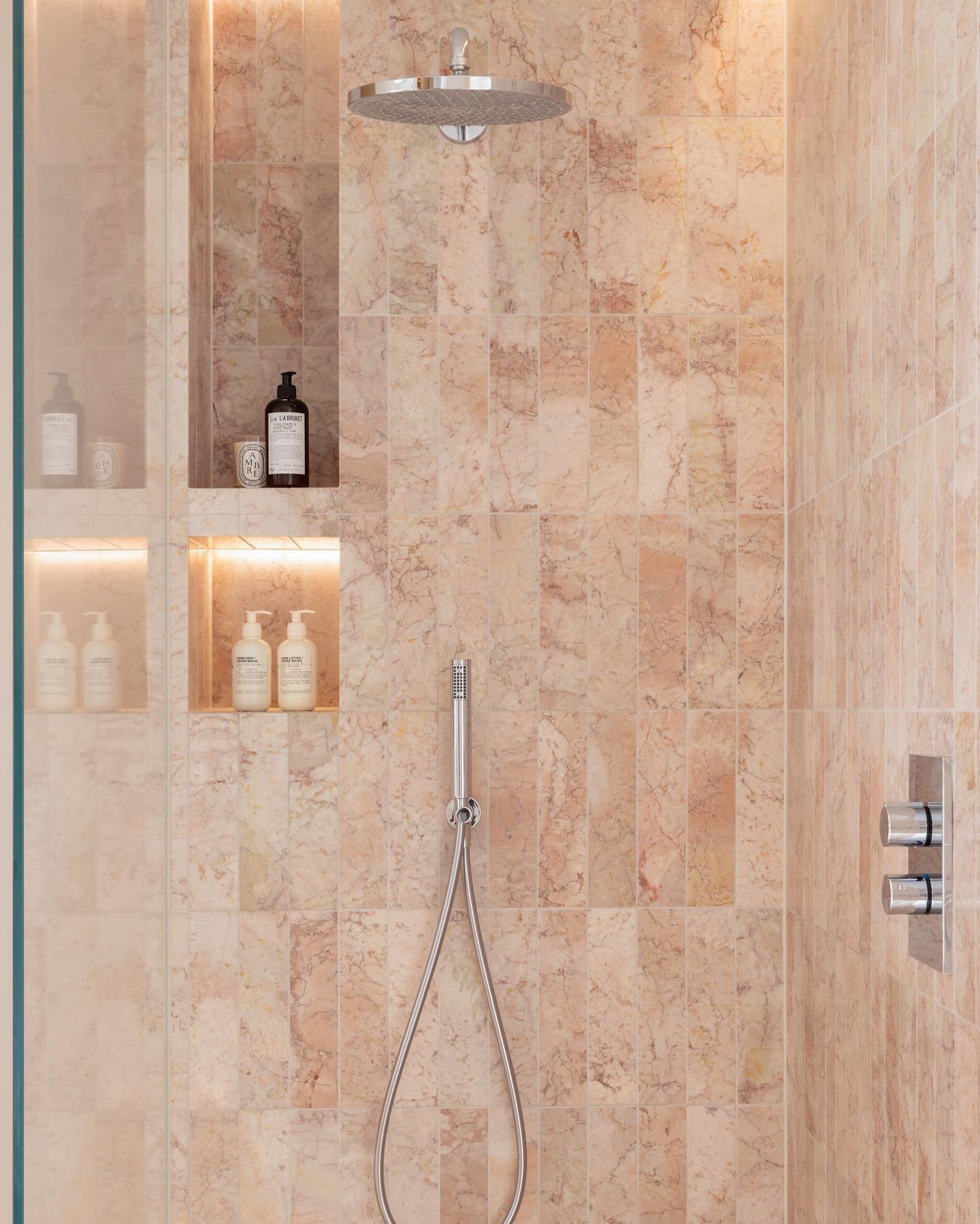 Don&rsquo;t settle for boring when it comes to your bathroom tiles! 

The way you lay them can dramatically impact the entire look and feel of the space. Sure, there are classic options like vertical stack bond (sleek &amp; modern), herringbone (adds