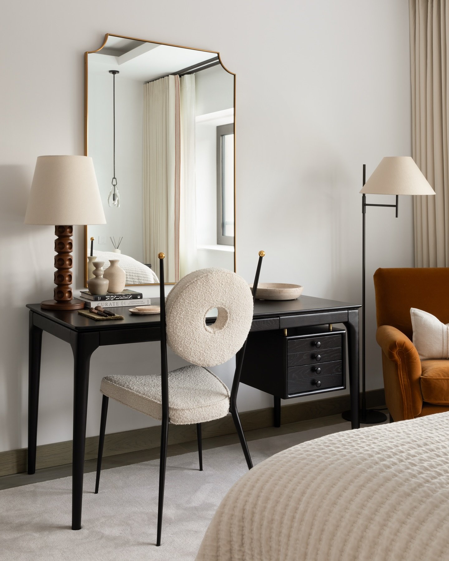 A dressing table often starts as a practical request but we see them as so much more - a moment to begin and end the day with a sense of calm. 

📷 @paullmcraig 

#abigailreay #abigailreaybayswater