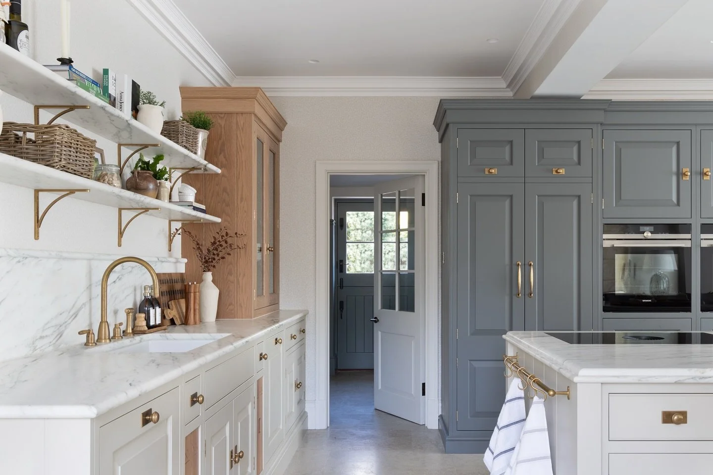 You know when you don&rsquo;t stand in the same spot for the before photos and instantly regret it later? Yep, that. Guess just the one estate agent pic will have to do. Swipe to see the before. 👀👉🏻

Architecture by @gould_baxter 
Cabinetry by @mi