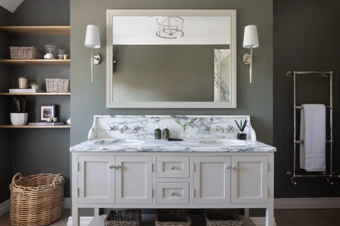 When designing this bathroom the paint colour was the last decision to be made, not the first. Chosen to frame the Arabescato, the real star of the space. 🤍

📷 @paullmcraig