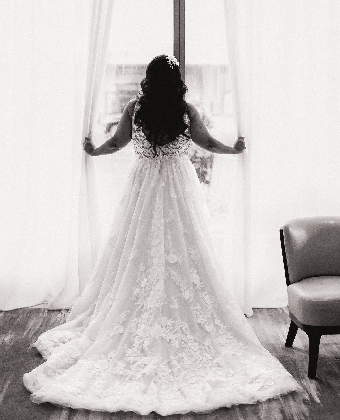 The Instagram crop wouldn't really let me be great with this - but when I saw these super tall windows and curtains I just knew I had to get this shot!⁠
⁠
Location: @hiltoncolumbus⁠
Dress Designer: @luxereduxbridal⁠
Hair Stylist: @faithfulstylez⁠
⁠
#