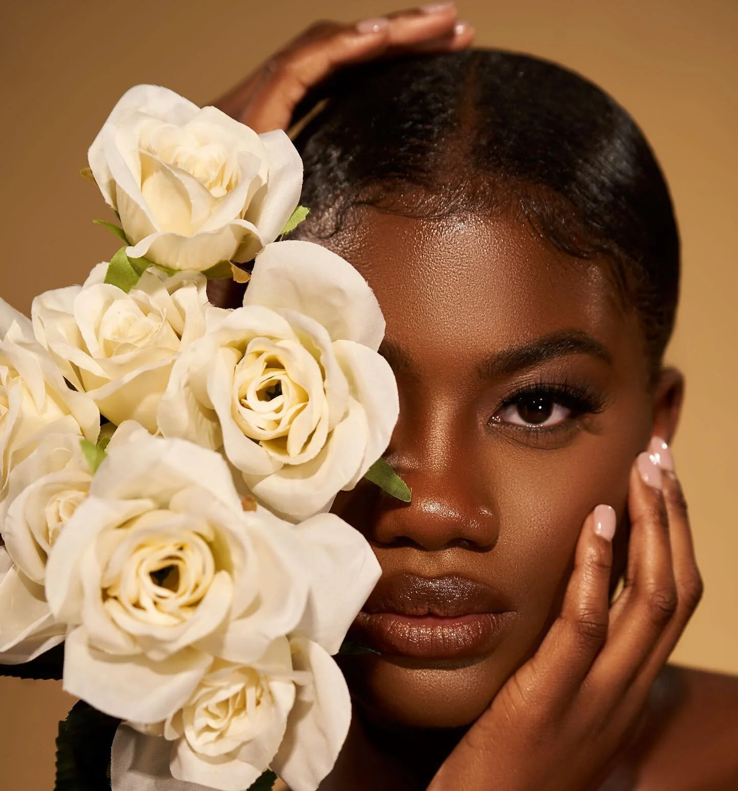 Roses &amp; lashes, a girl&rsquo;s best friend!🌹
&bull;
&bull;
&bull;
#eyesdressedbythebest #lashextensions #lashes #lash #lashextension #3dminklashes #striplashes #eyelashextensions #minklashes #makeup #beauty #naturalmakeup #shopsmall #supportsmal