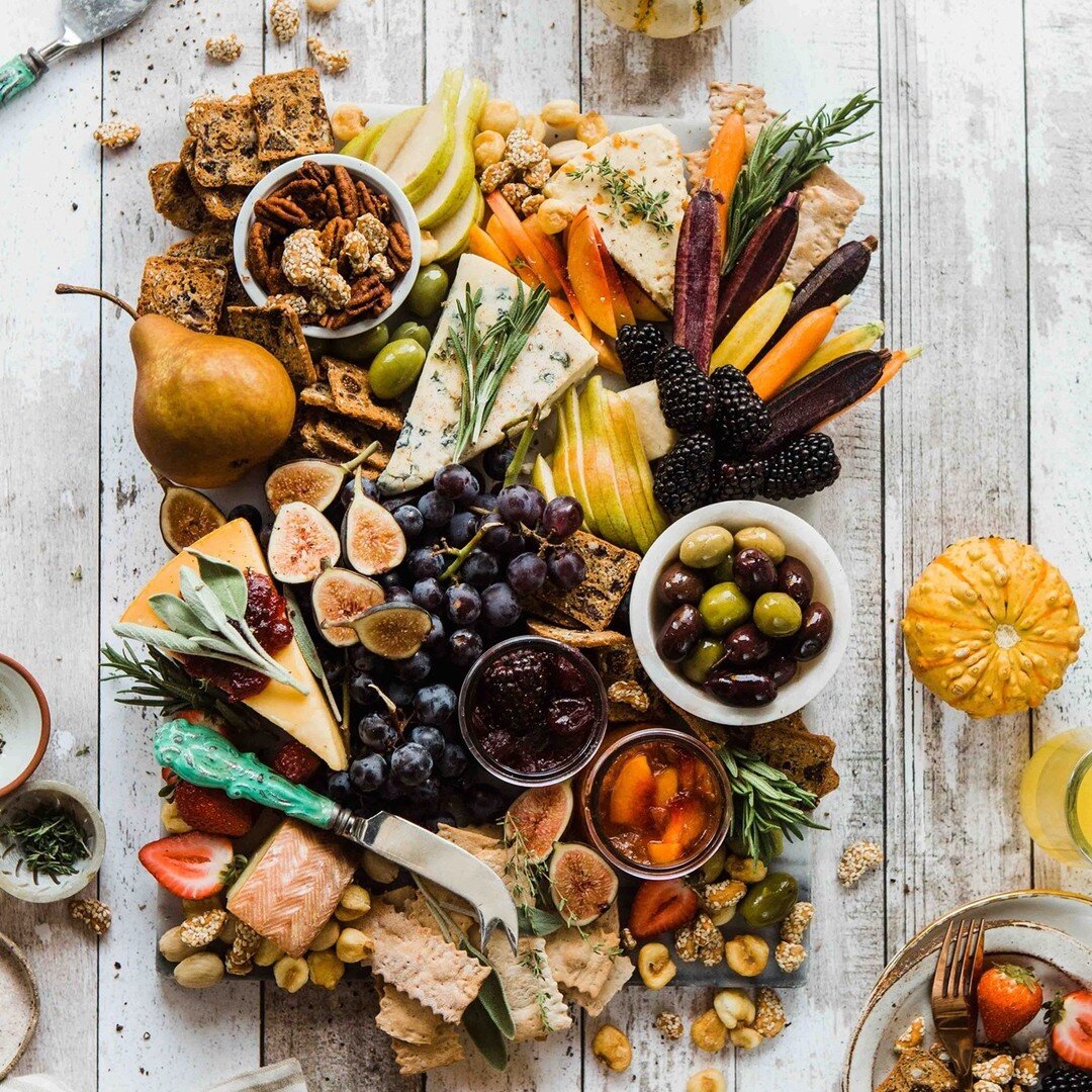 Thanksgiving is a time to gather with your loved ones, to share a meal, and reflect everything we are thankful for in life. Although this is a holiday many look forward to, hosting can be stressful as well as exciting. 

That's why we put together ou