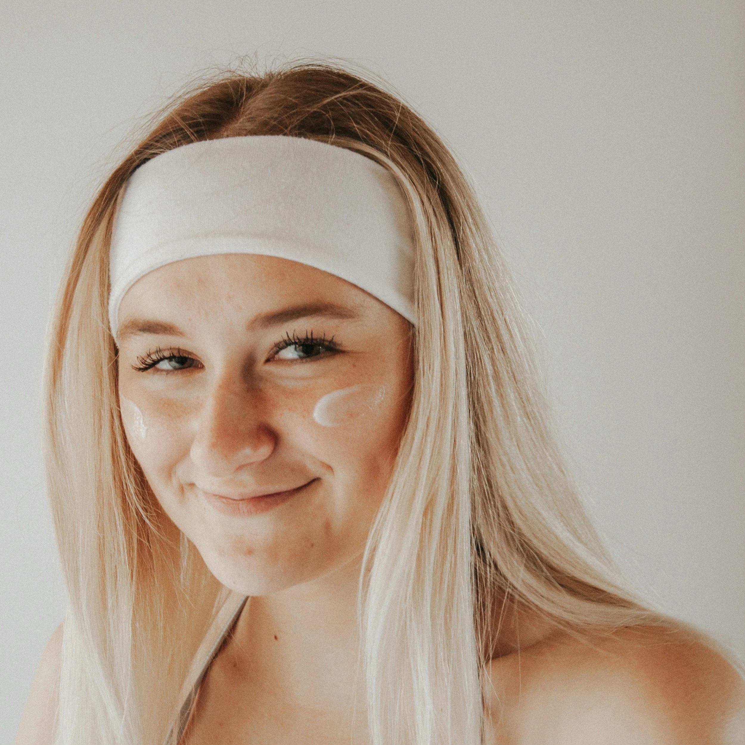Woman wearing a headband with a heatless summer hairstyle
