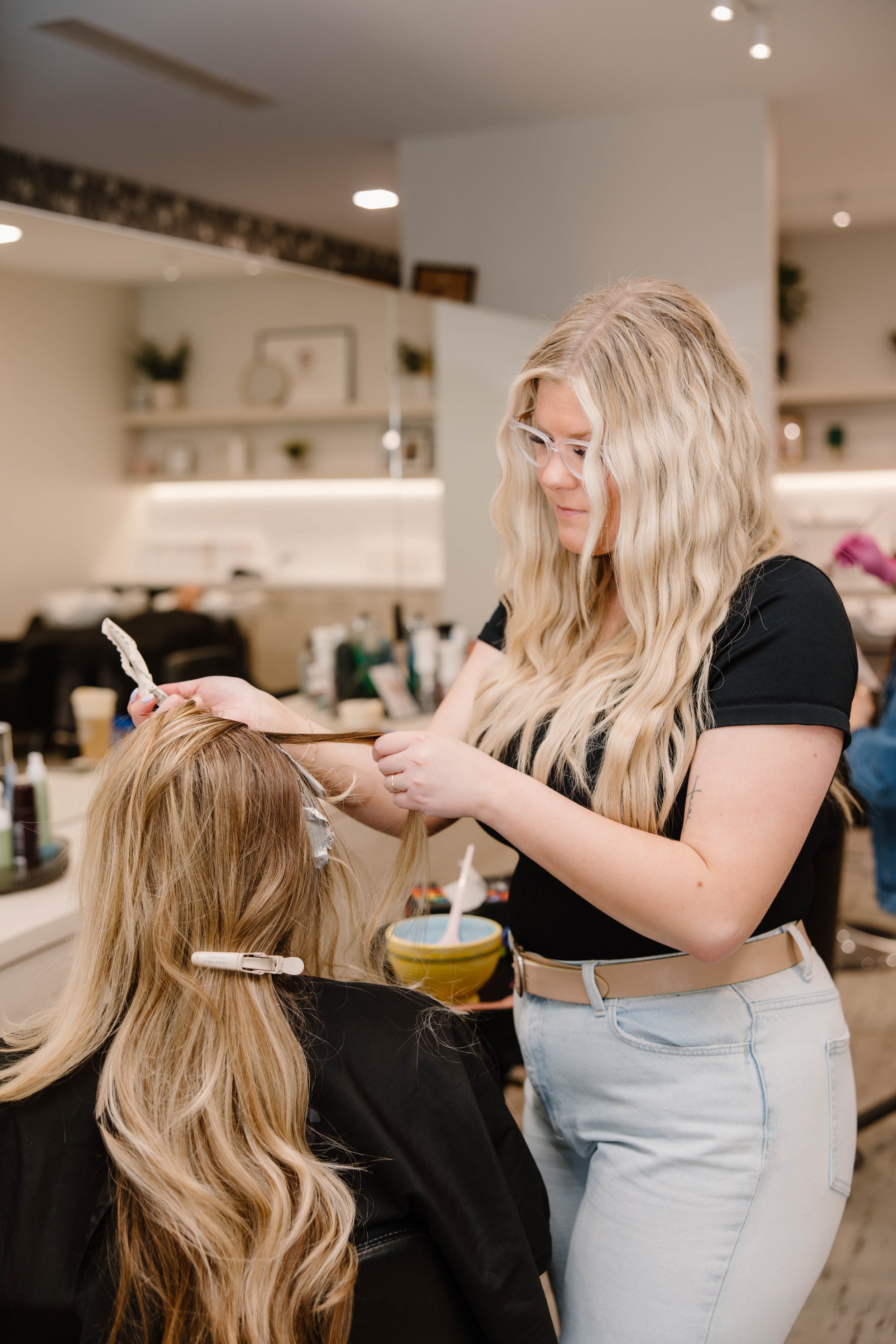Highlights vs. All-Over Color: When to Choose Which One