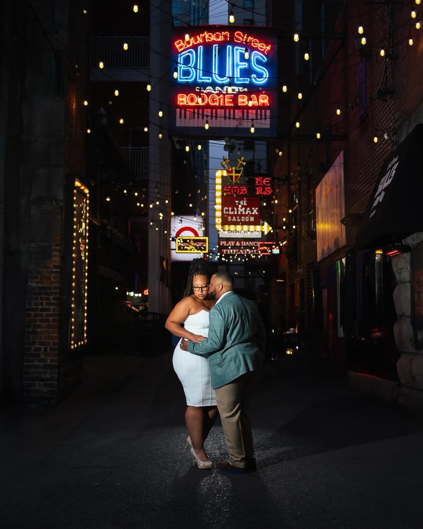 Those Nashville city lights are so pretty, but not as pretty as this couple right here ❤️&zwj;🔥 Had a blast with @alxsnorton and @oh_cotdamn during their engagement session. Can&rsquo;t wait for their wedding day! 

My favorite part about doing enga