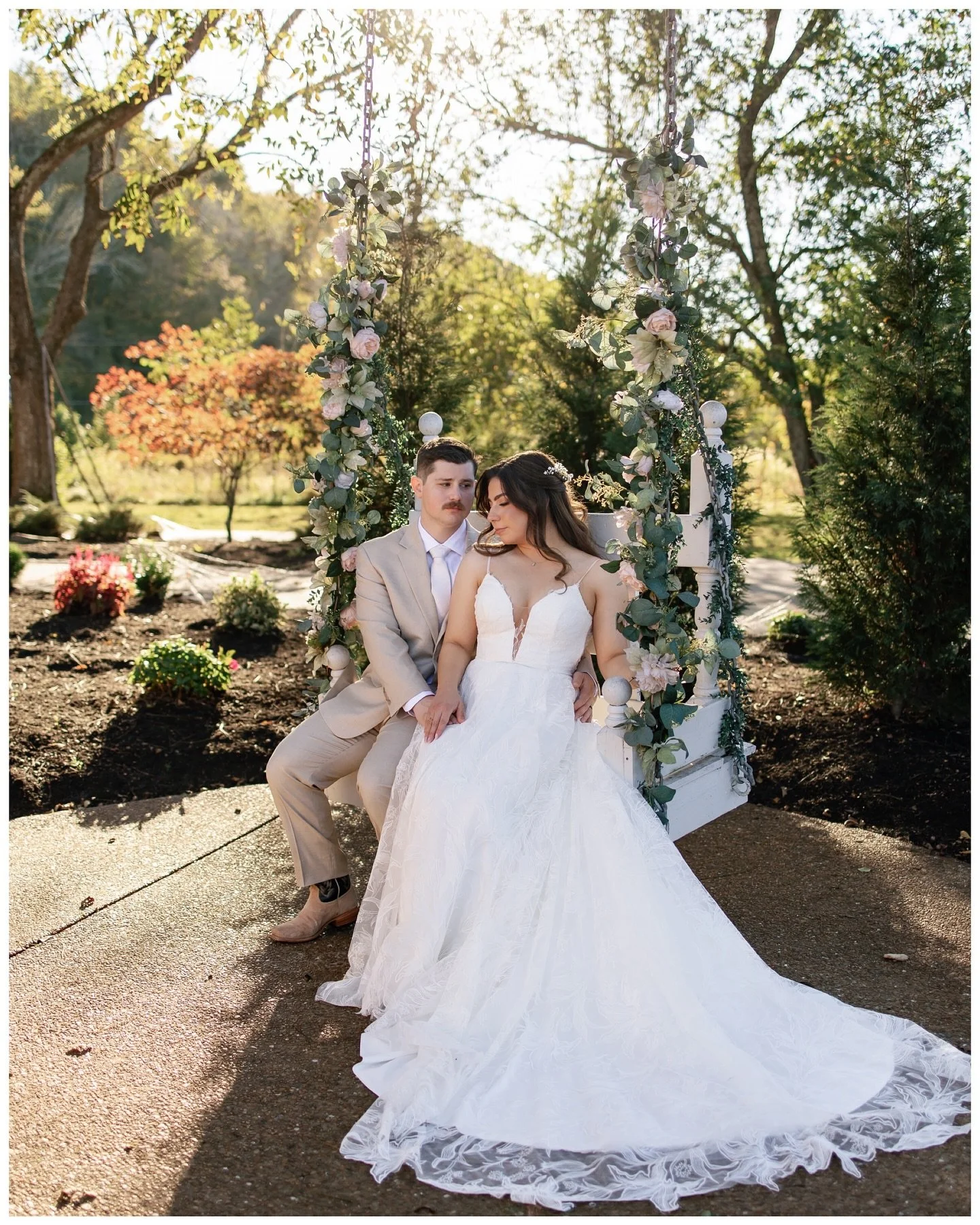 This wedding truly encompassed the best of both worlds- an intimate elopement experience with the thrill of Nashville nightlife! 

Nashville is emerging as a hotspot for couples who want something different for their wedding day and this pair opted f