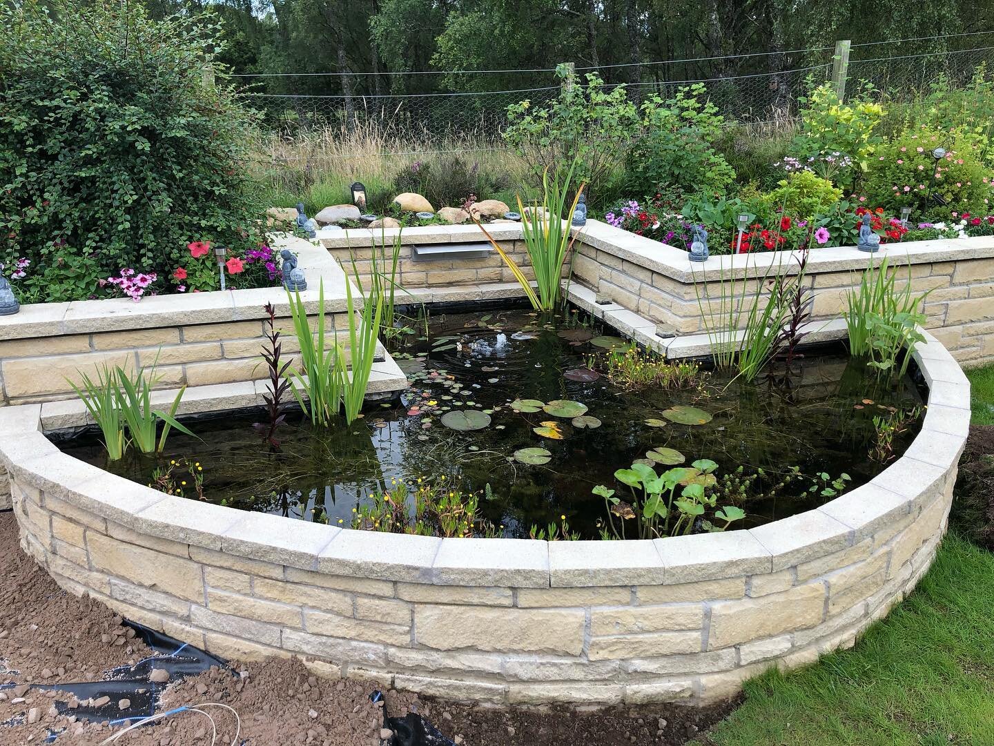 Some more lovely langscaping 

This was a lovely project to work on, split into two phases. The first phase involved removing an old rotten timber sleeper retaining wall that was failing, with a lovely decorative block retaining wall. The wall has a 